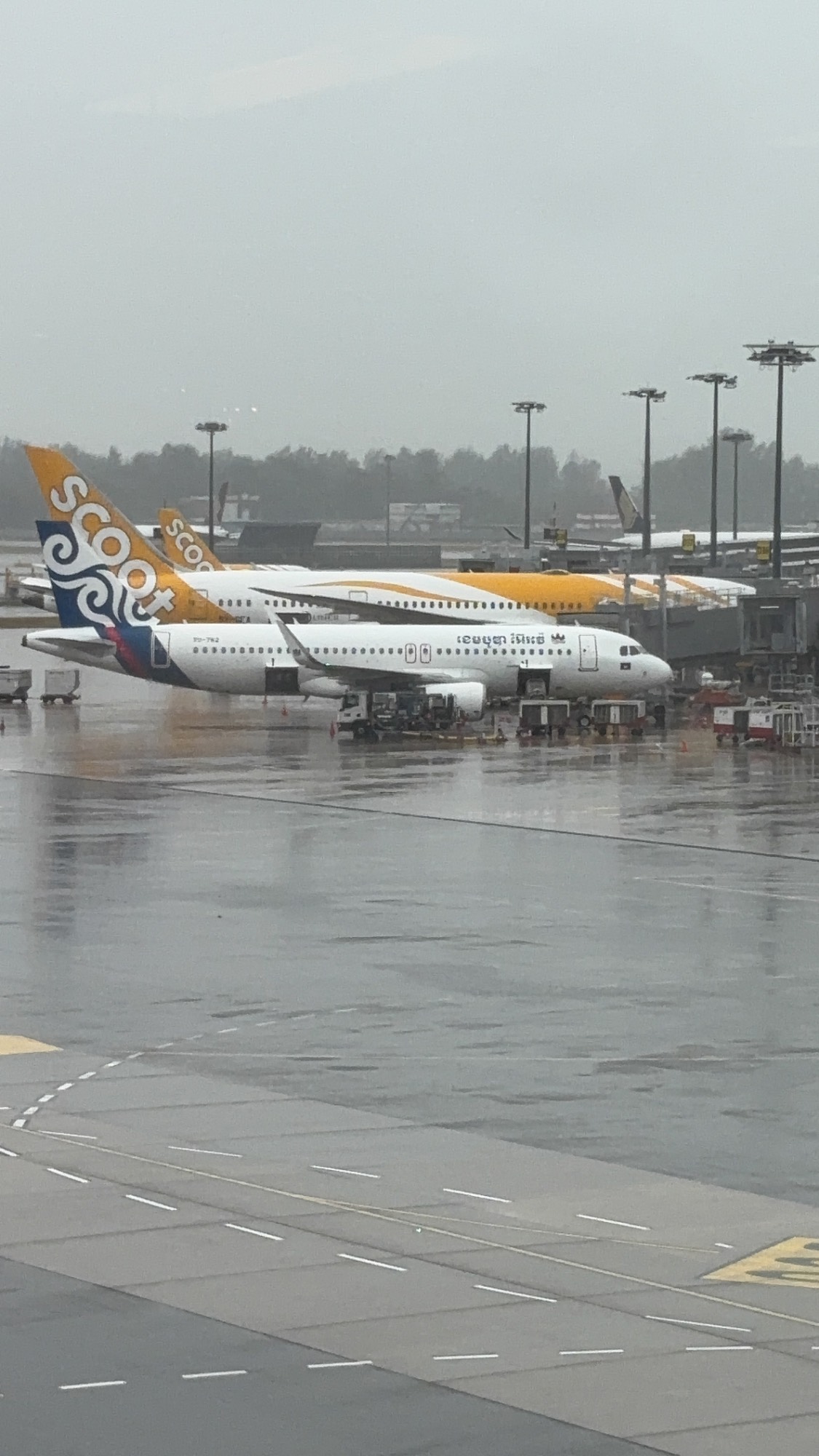 Cambodia Airways XU-762 at WSSS by KKNNKJ