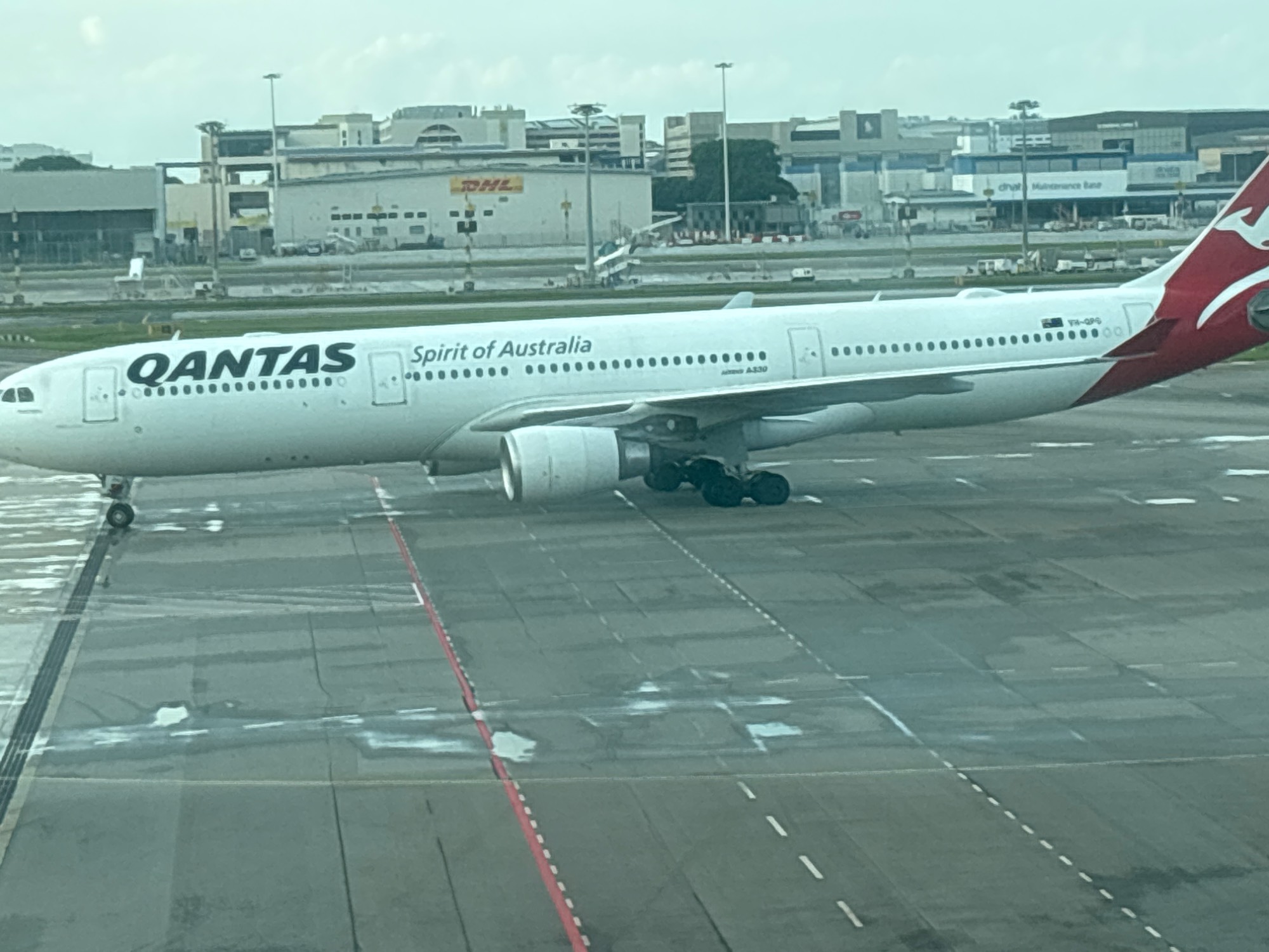 Qantas VH-QPG at WSSS by KKNNKJ