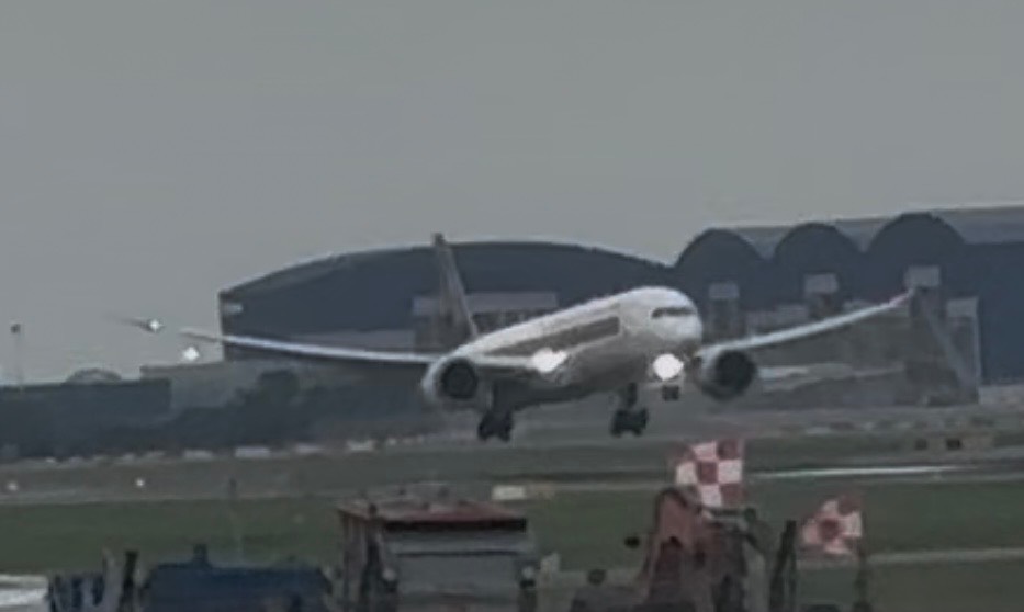 Singapore Airlines 9V-SHV at WSSS by KKNNKJ