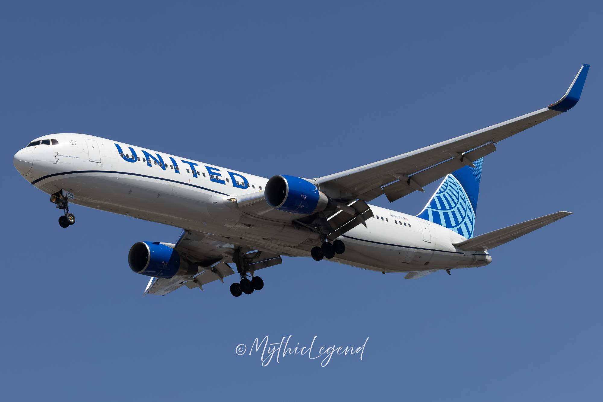 United Airlines N661UA at KEWR by MythicLegend