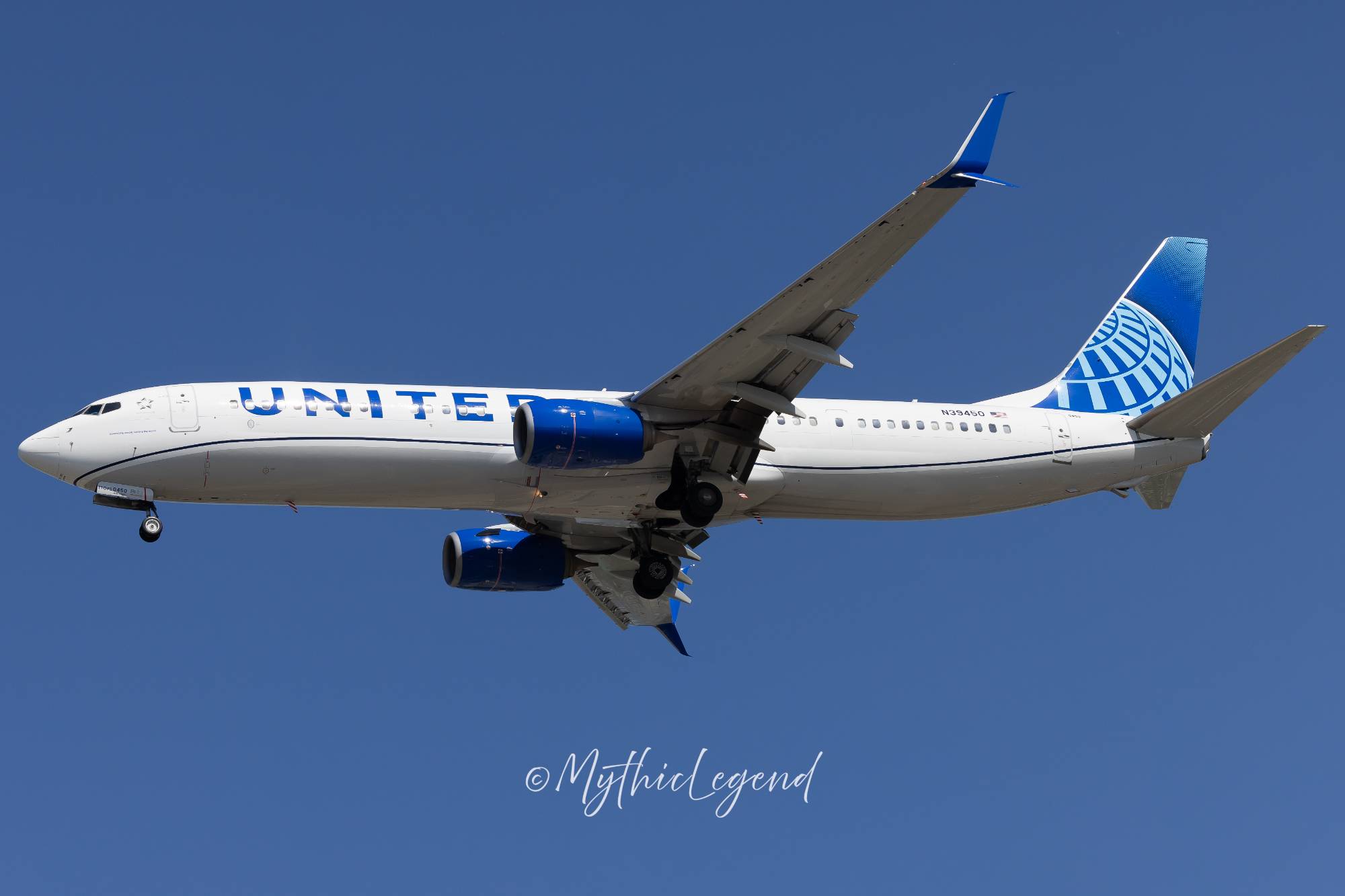 United Airlines N39450 at KEWR by MythicLegend