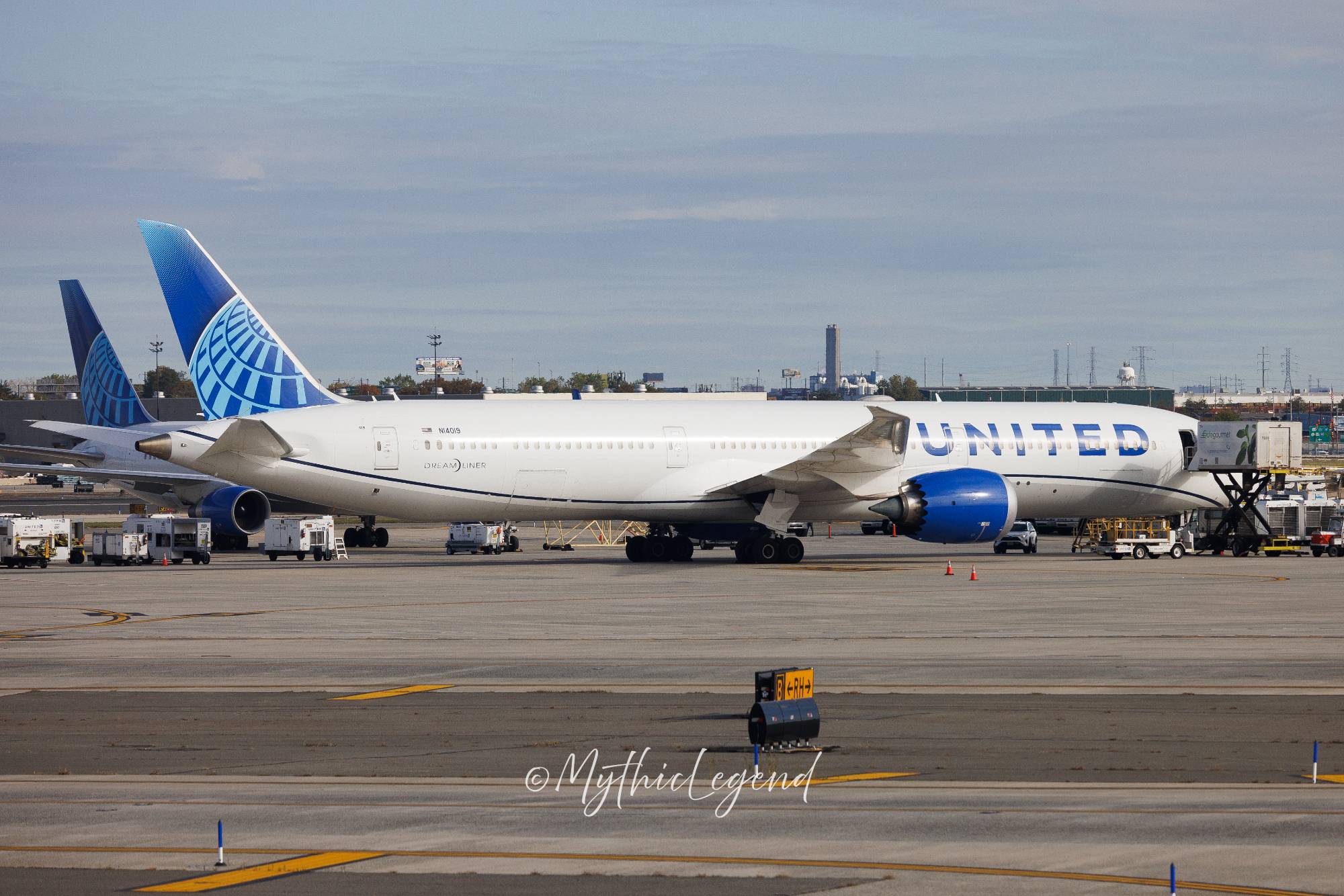 United Airlines N14019 at KEWR by MythicLegend