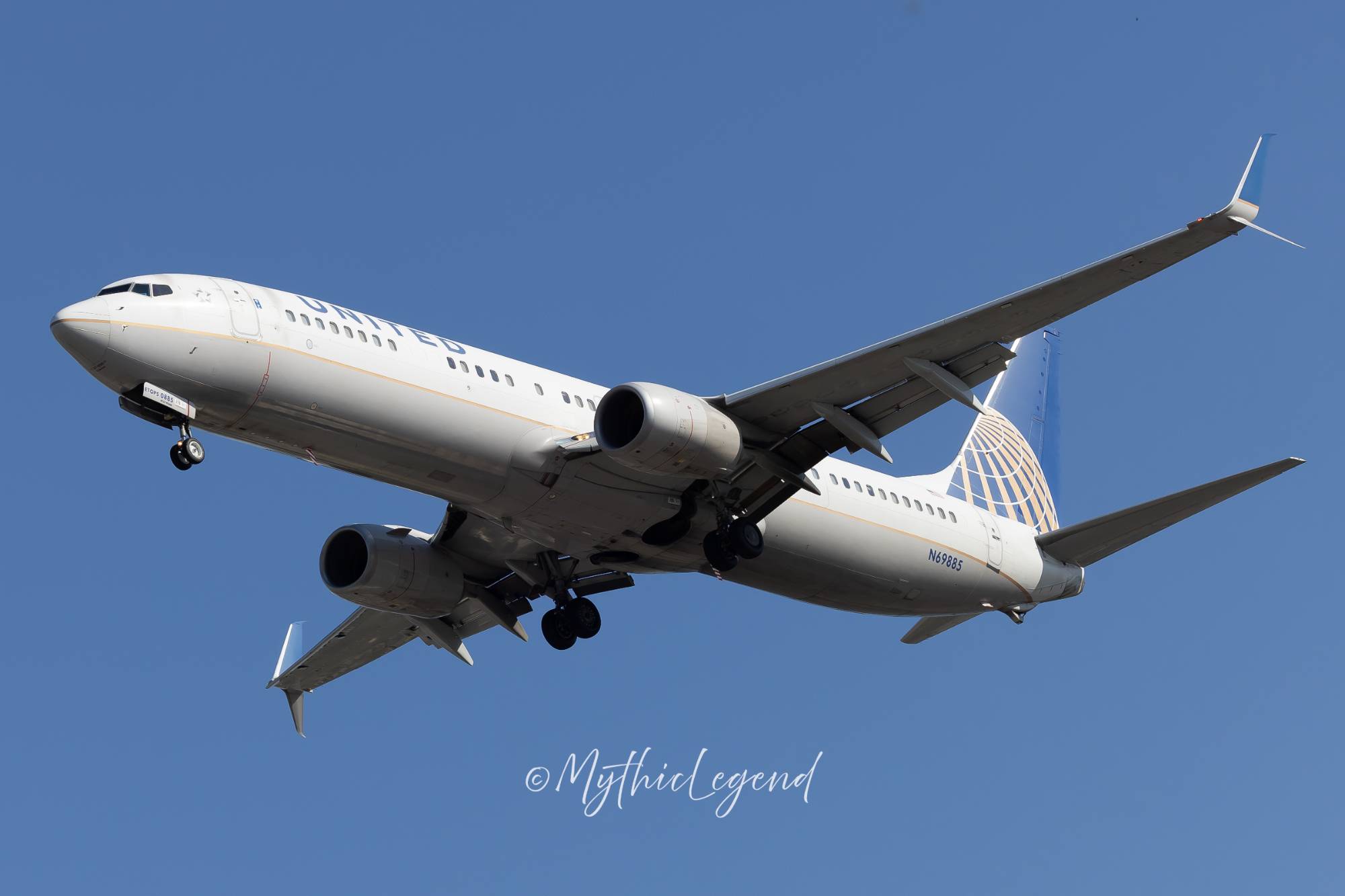 United Airlines N69885 at KEWR by MythicLegend