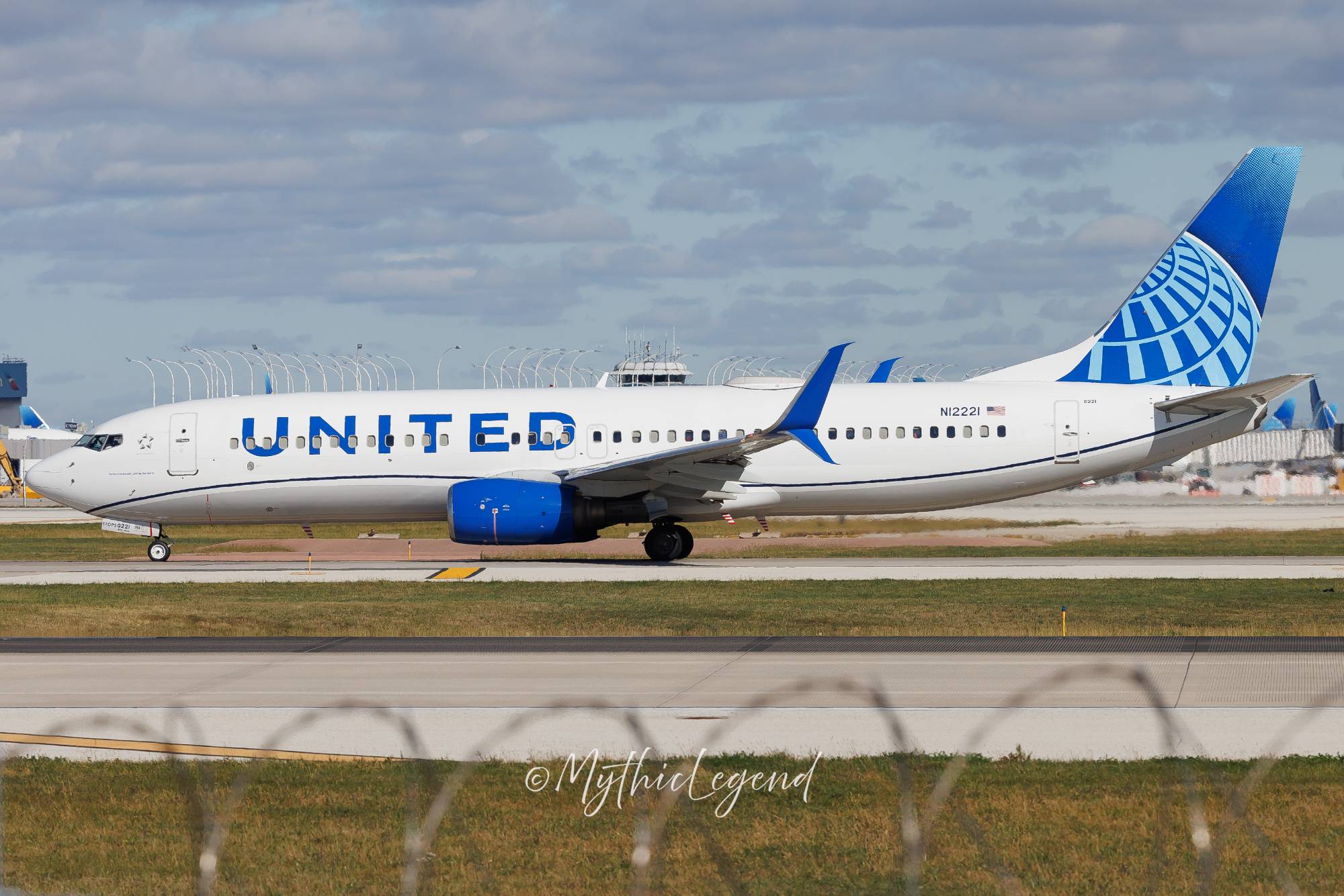 United Airlines N12221 at KORD by MythicLegend