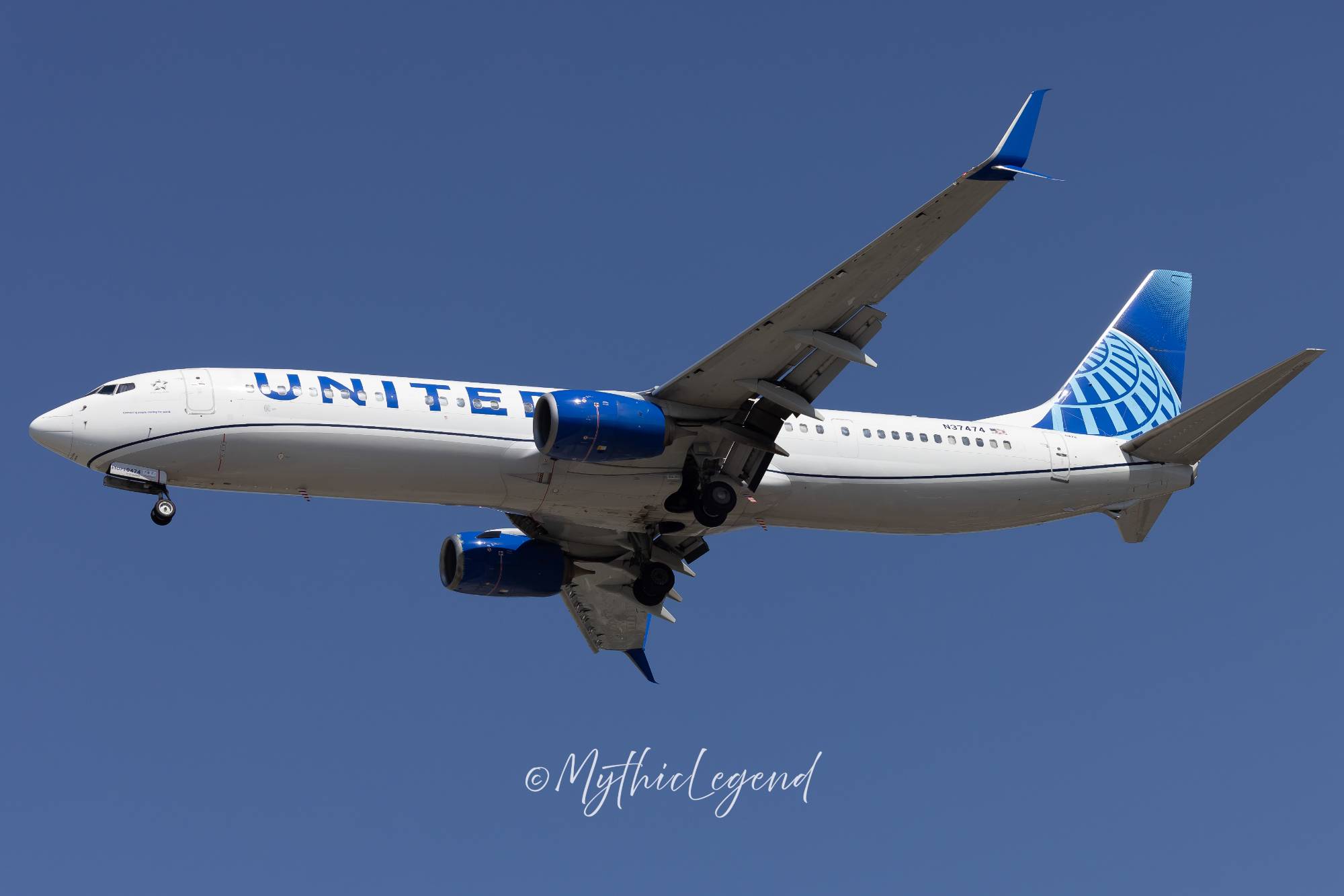 United Airlines N37474 at KEWR by MythicLegend