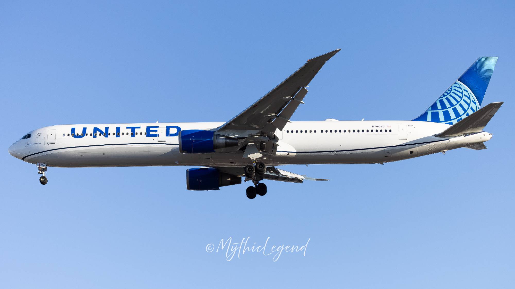 United Airlines N76065 at KEWR by MythicLegend