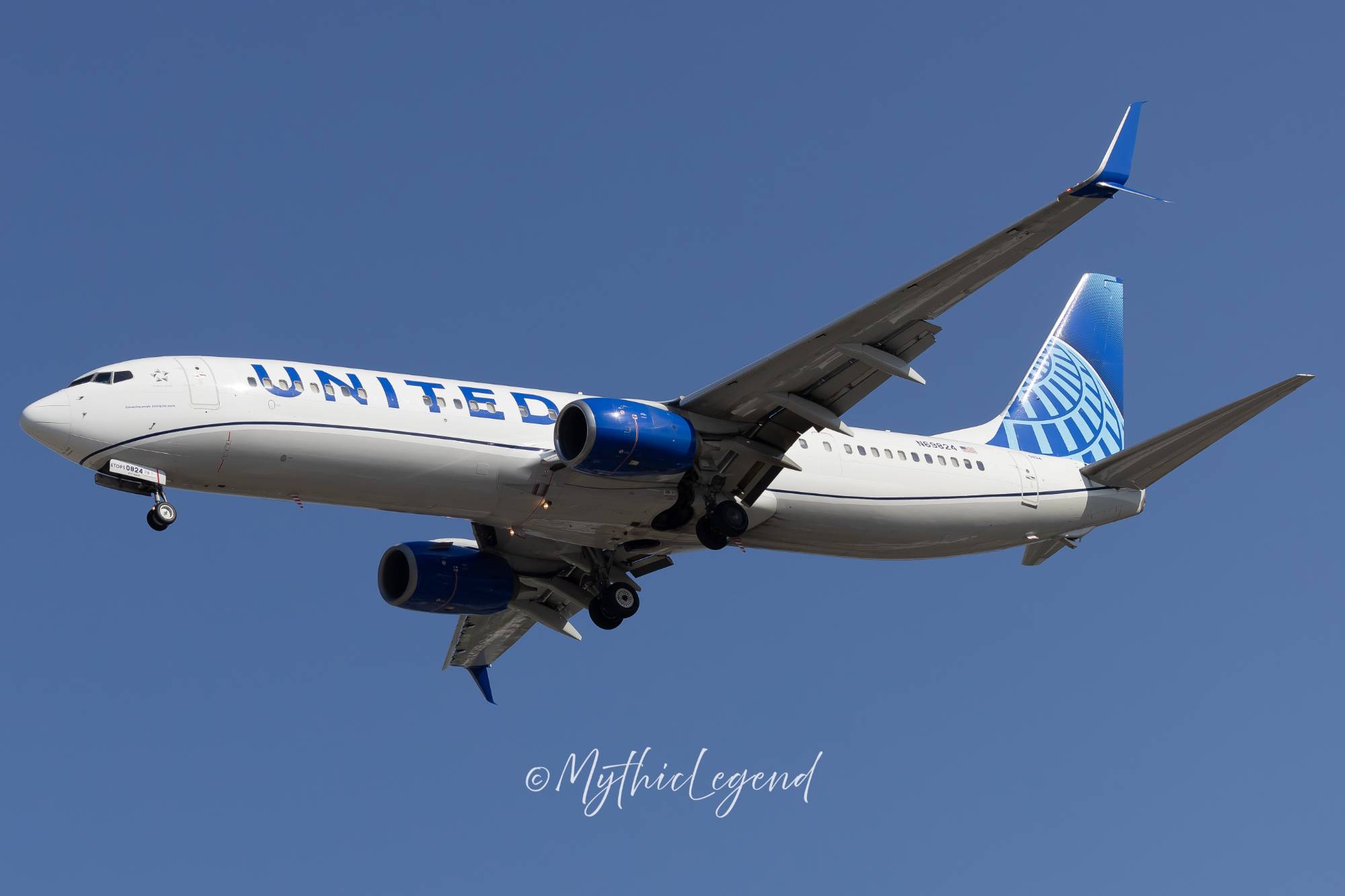 United Airlines N69824 at KEWR by MythicLegend