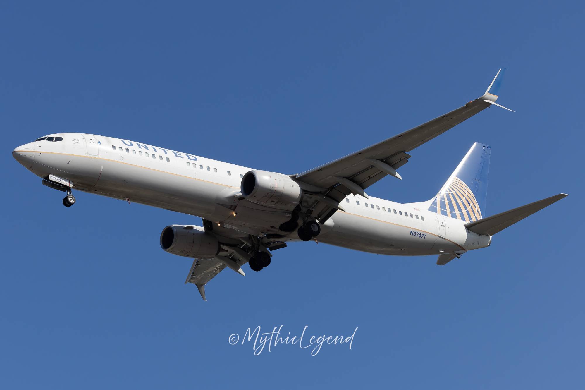 United Airlines N37471 at KEWR by MythicLegend