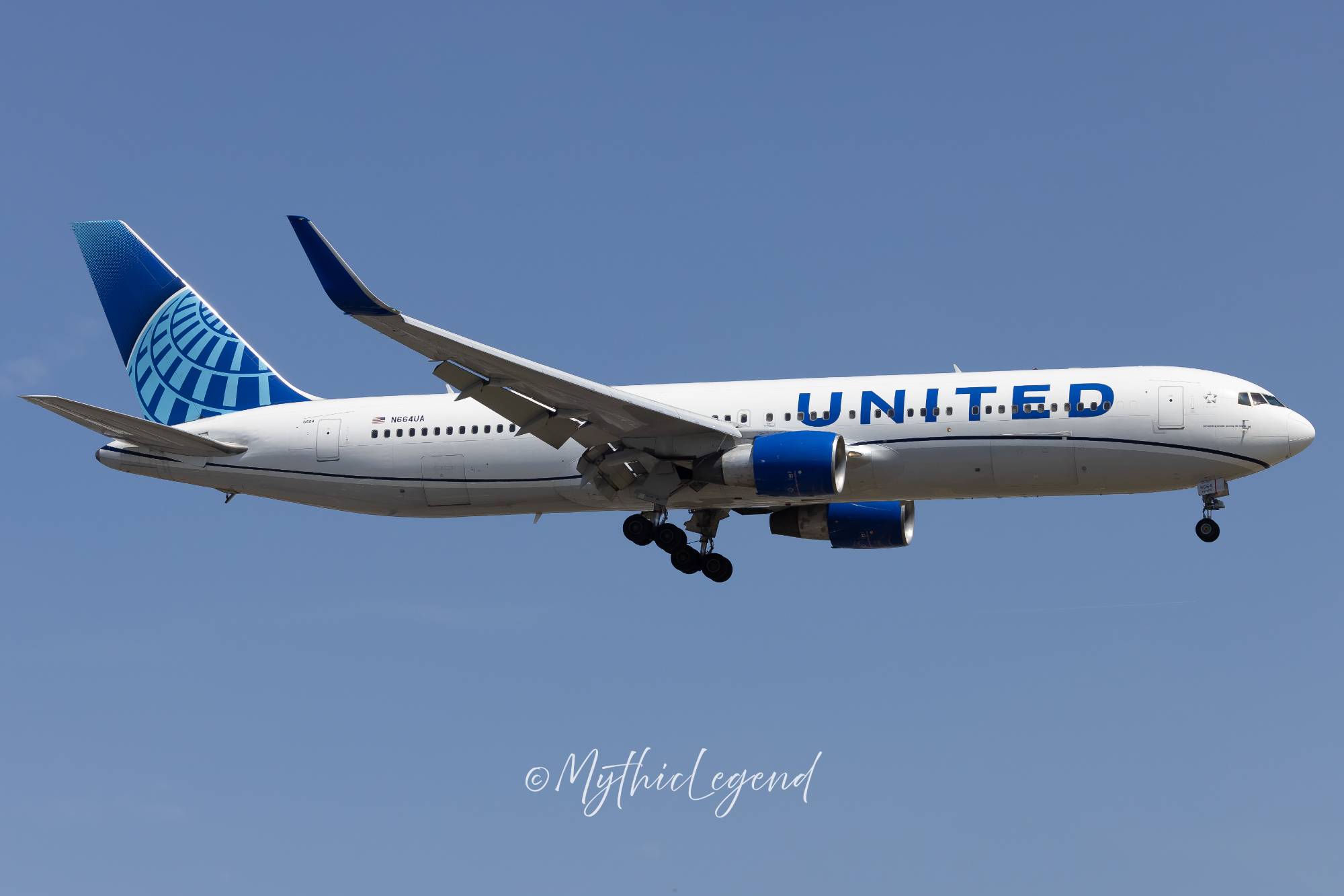 United Airlines N664UA at KEWR by MythicLegend