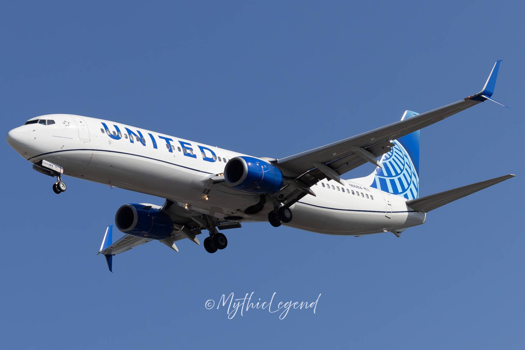 United Airlines N66814 at KEWR by MythicLegend