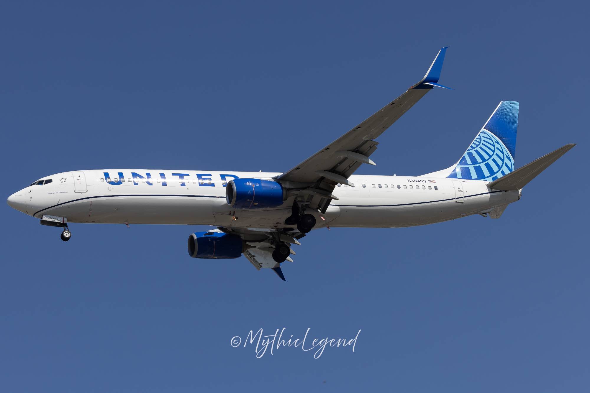 United Airlines N39463 at KEWR by MythicLegend