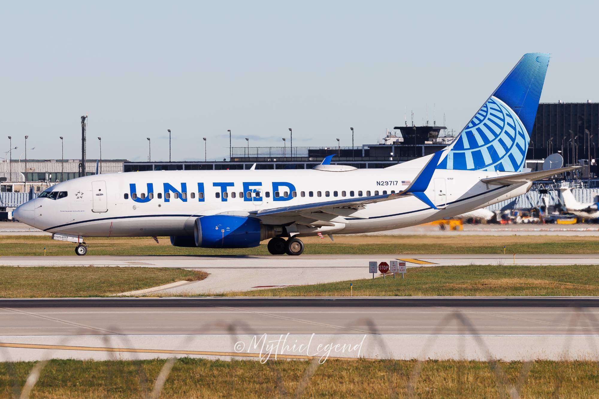 United Airlines N29717 at KORD by MythicLegend