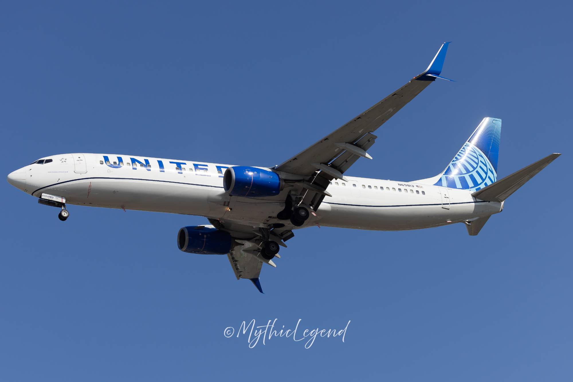 United Airlines N69813 at KEWR by MythicLegend