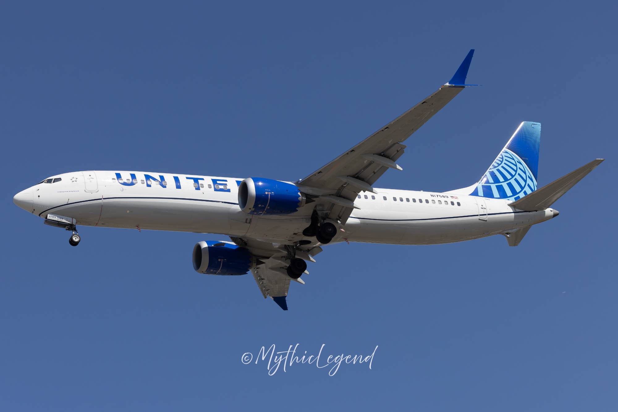 United Airlines N17589 at KEWR by MythicLegend