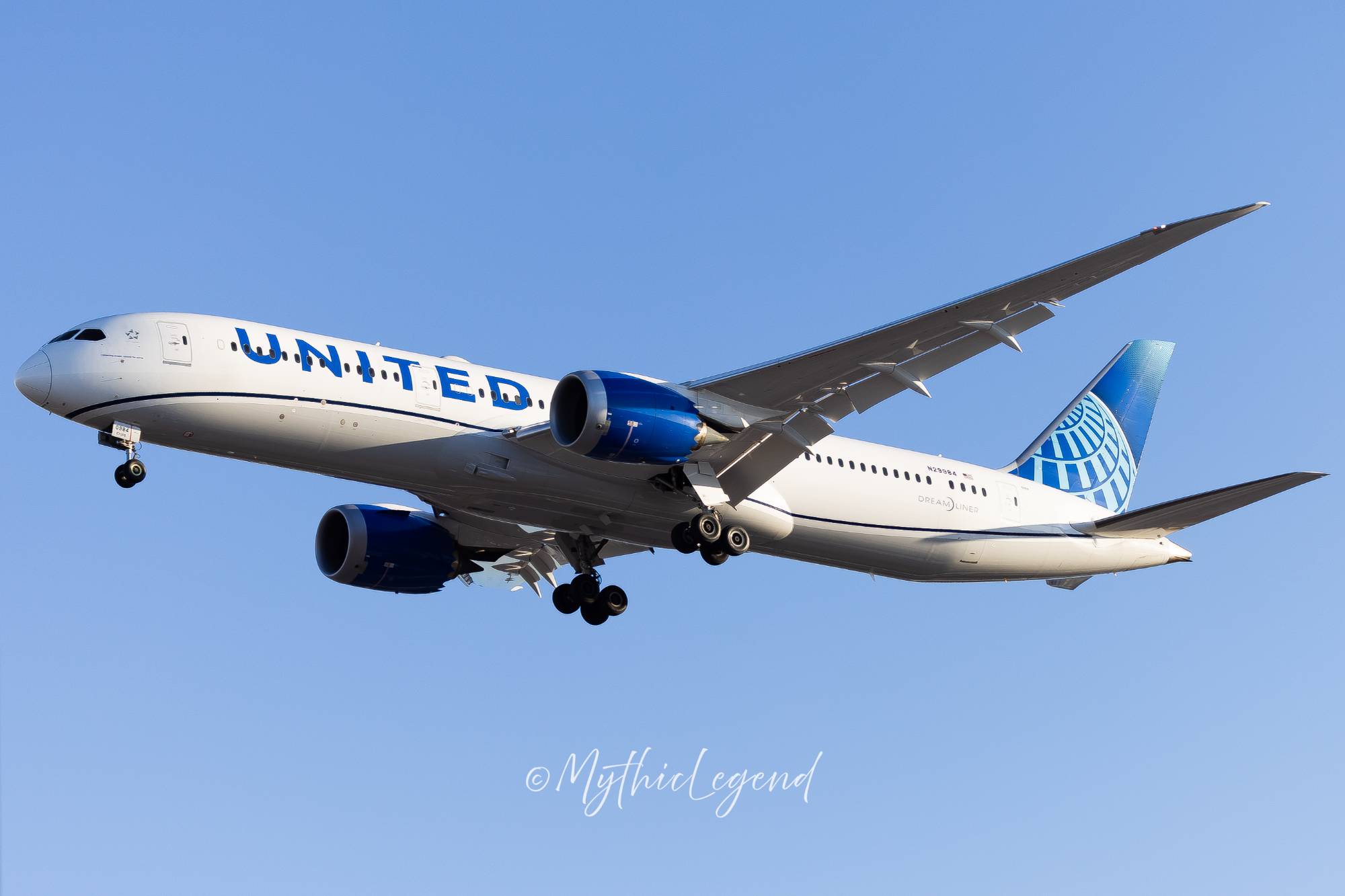 United Airlines N29984 at KEWR by MythicLegend