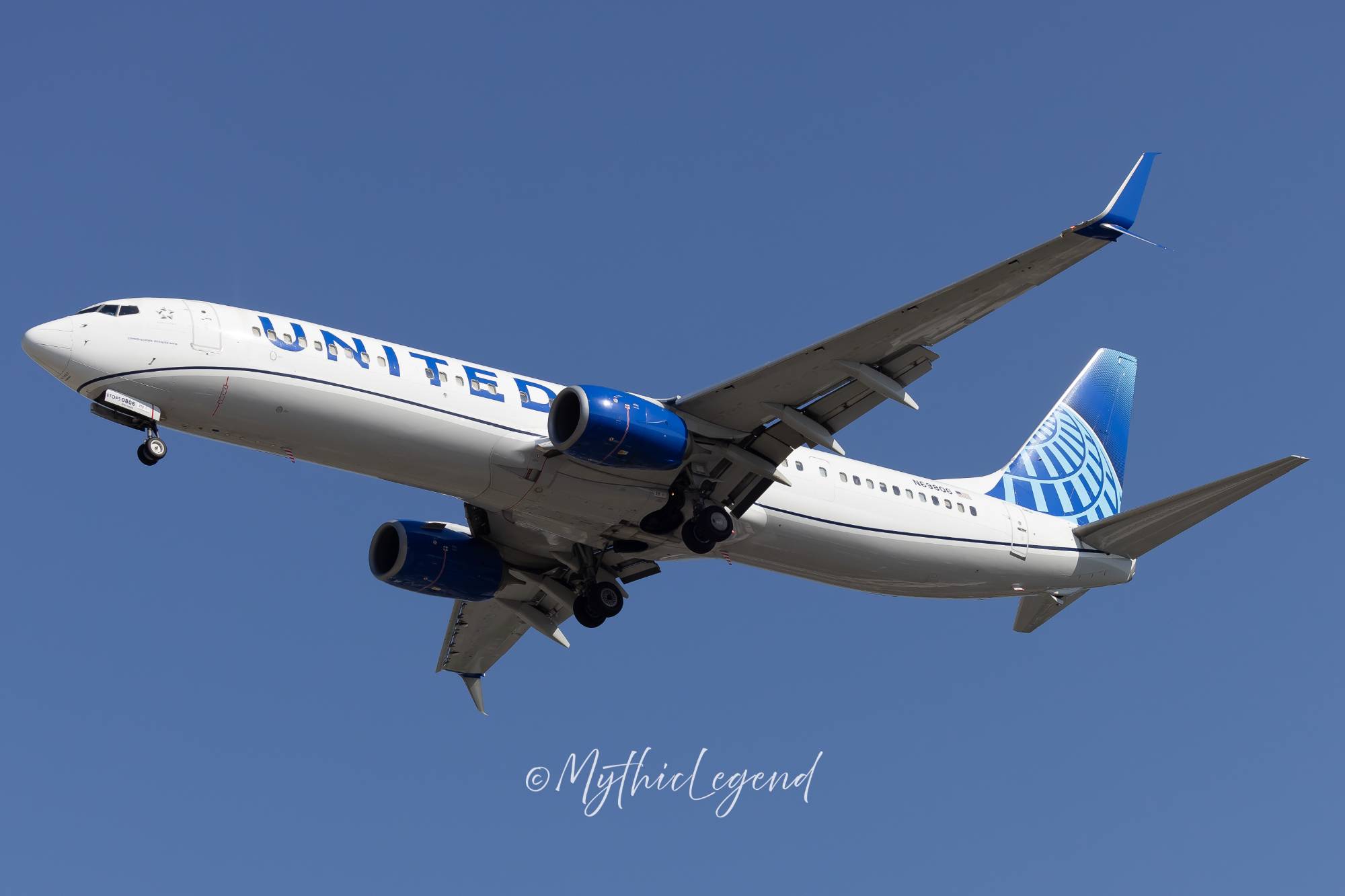 United Airlines N69806 at KEWR by MythicLegend