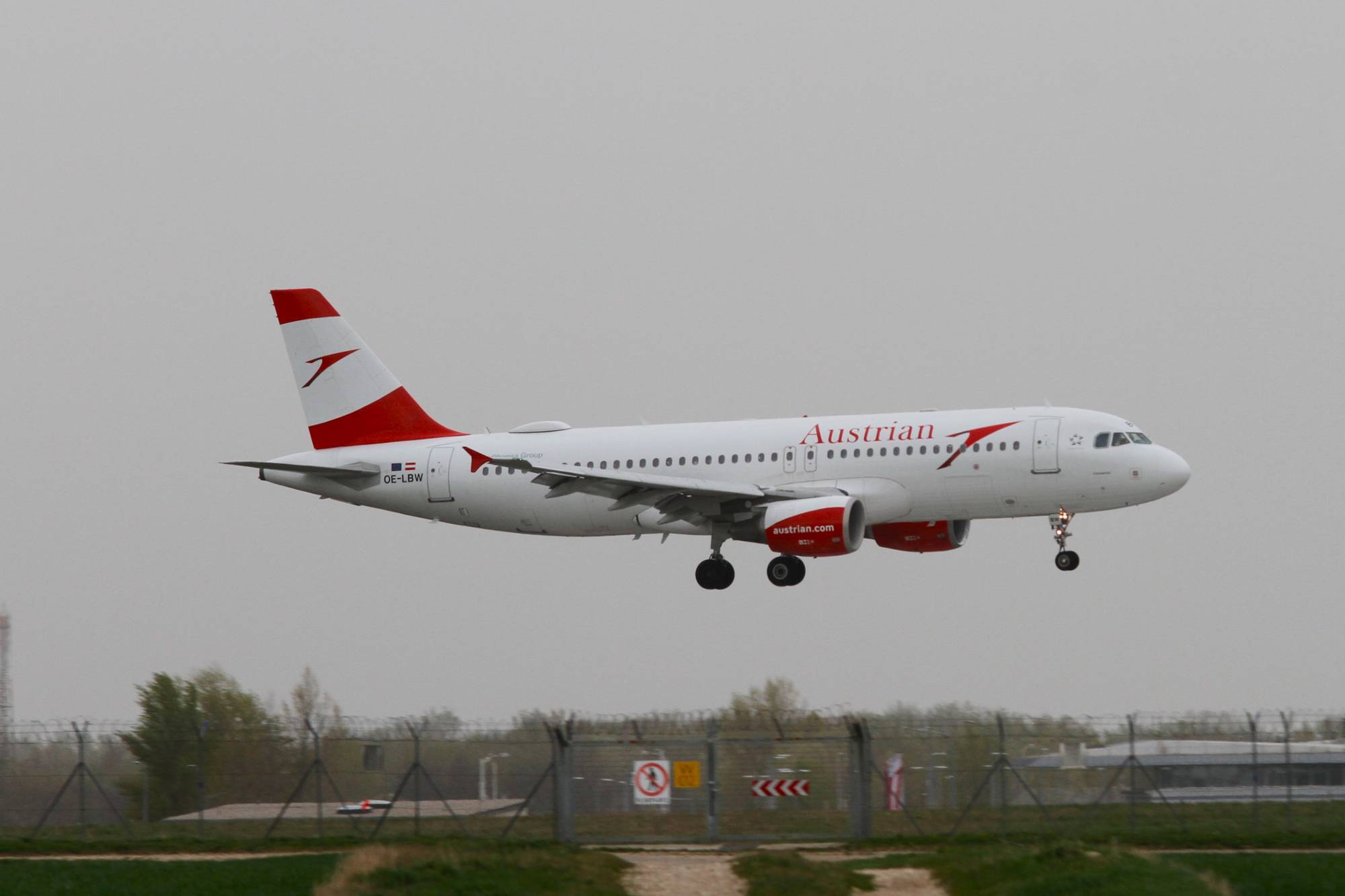 Austrian Airlines OE-LBW at LOWW by Jetcob