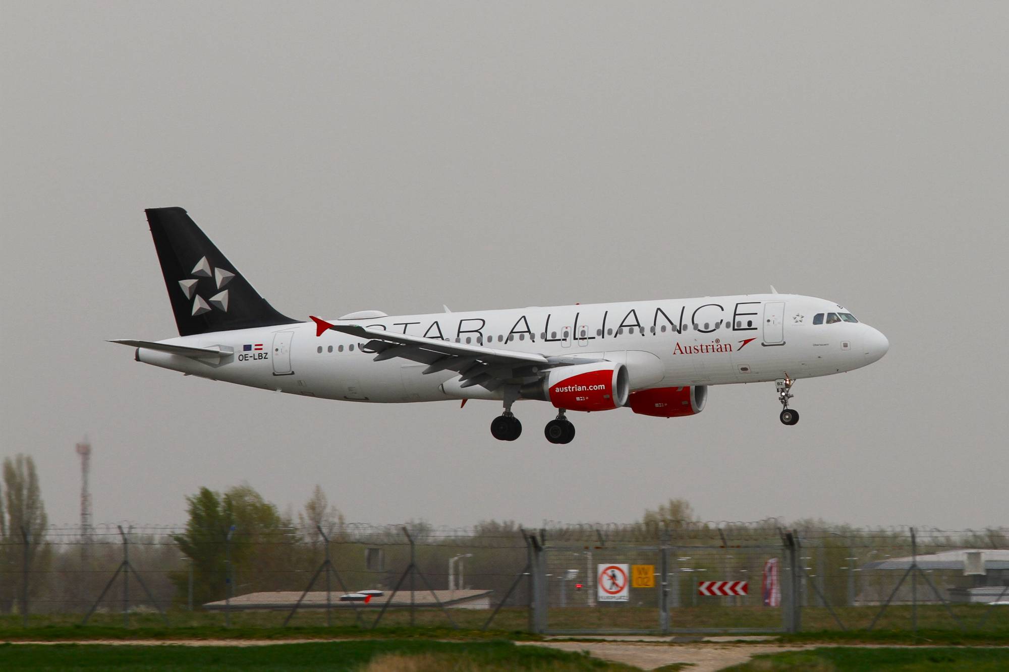 Austrian Airlines OE-LBZ at LOWW by Jetcob