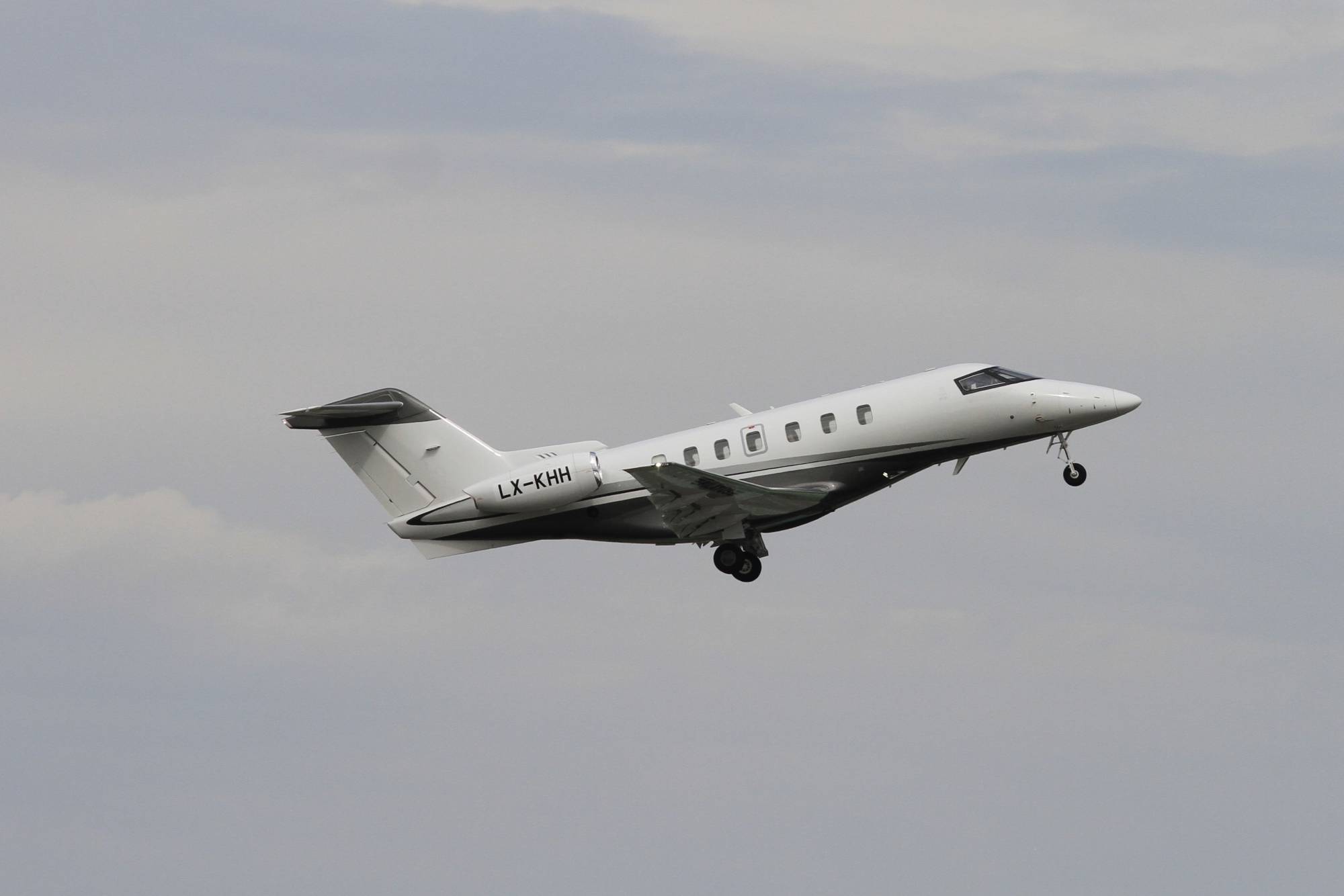 Flyinggroup LX-KHH at EPWA by Jetcob