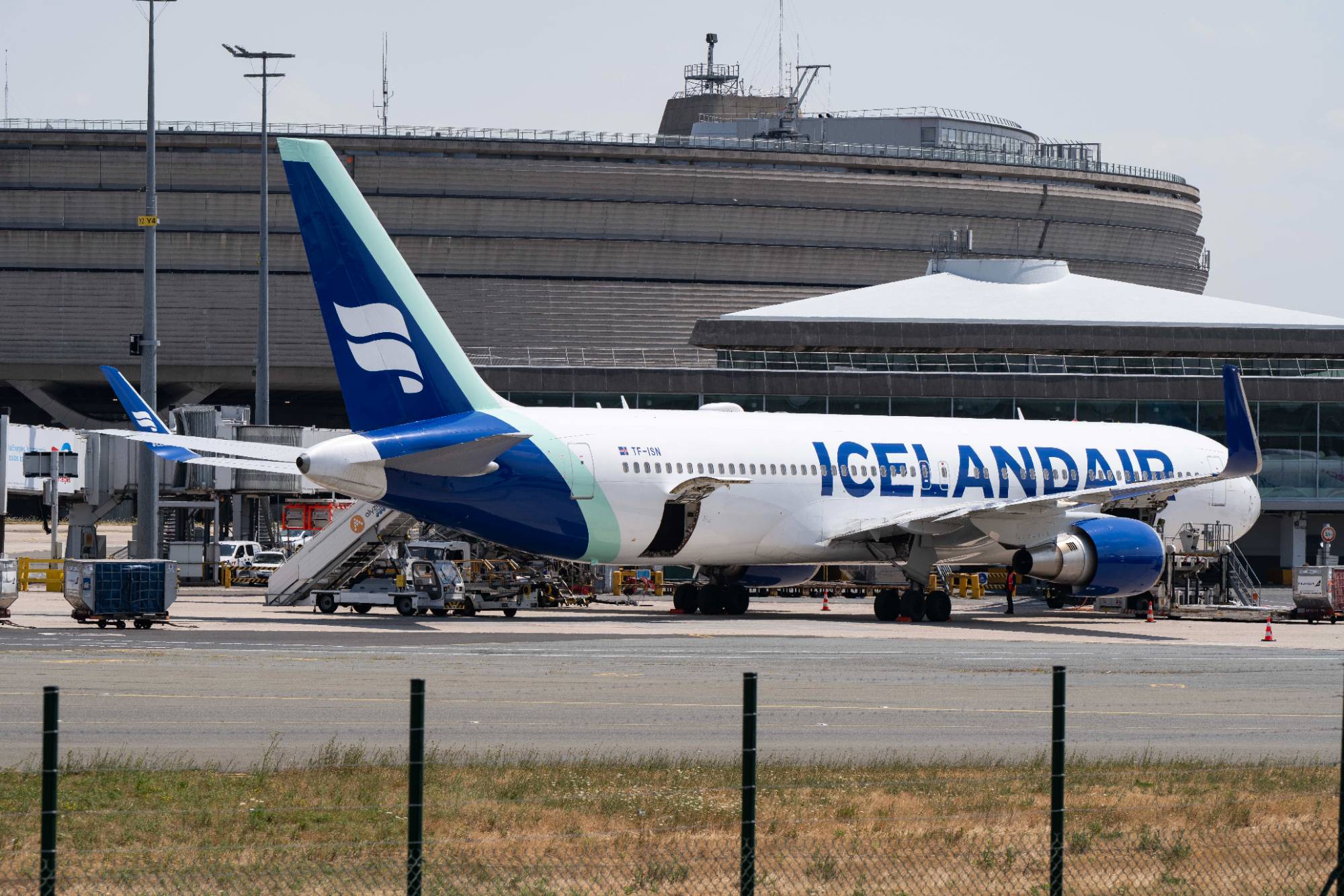 ICELANDAIR TF-ISN at LFPG by comptetemporaire1002