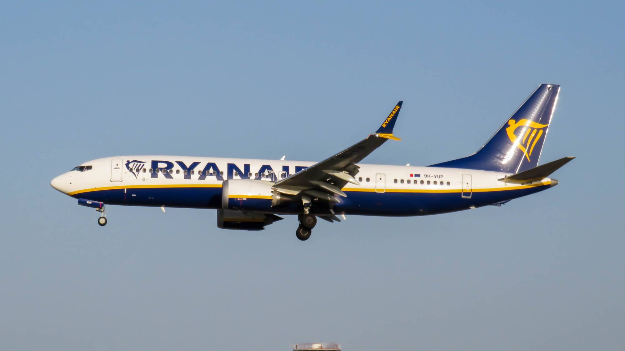 Ryanair 9H-VUP at LPPT by resg233