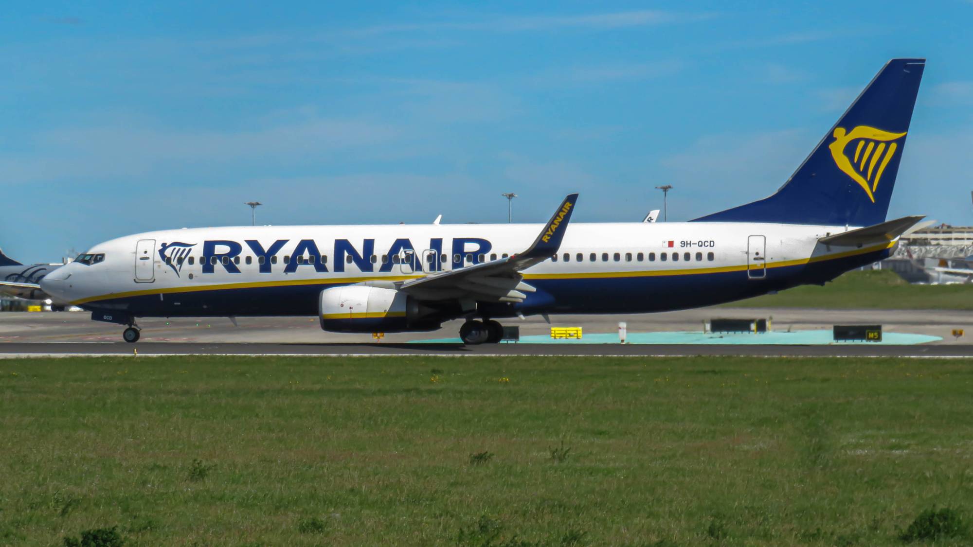 Ryanair 9H-QCD at LPPT by resg233