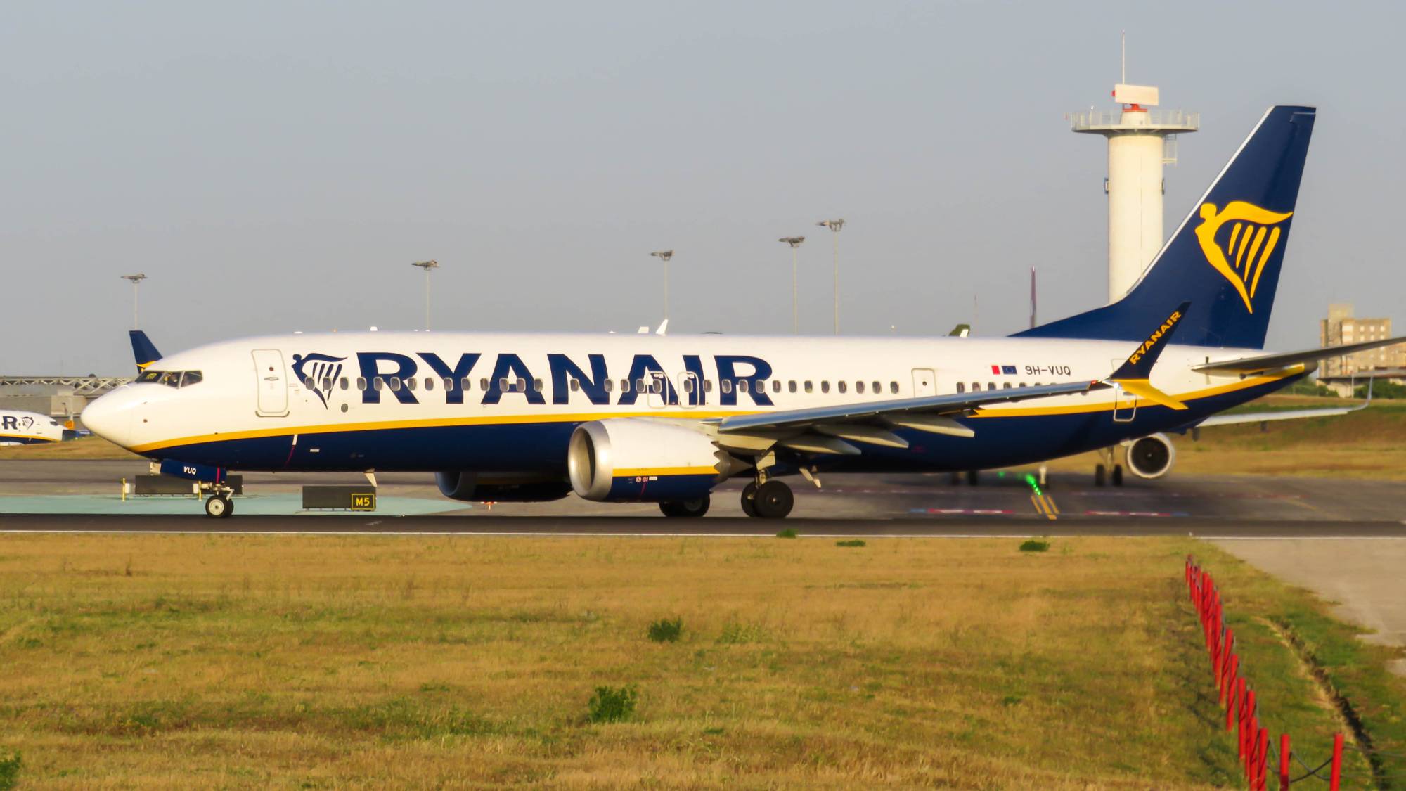 Ryanair 9H-VUQ at LPPT by resg233