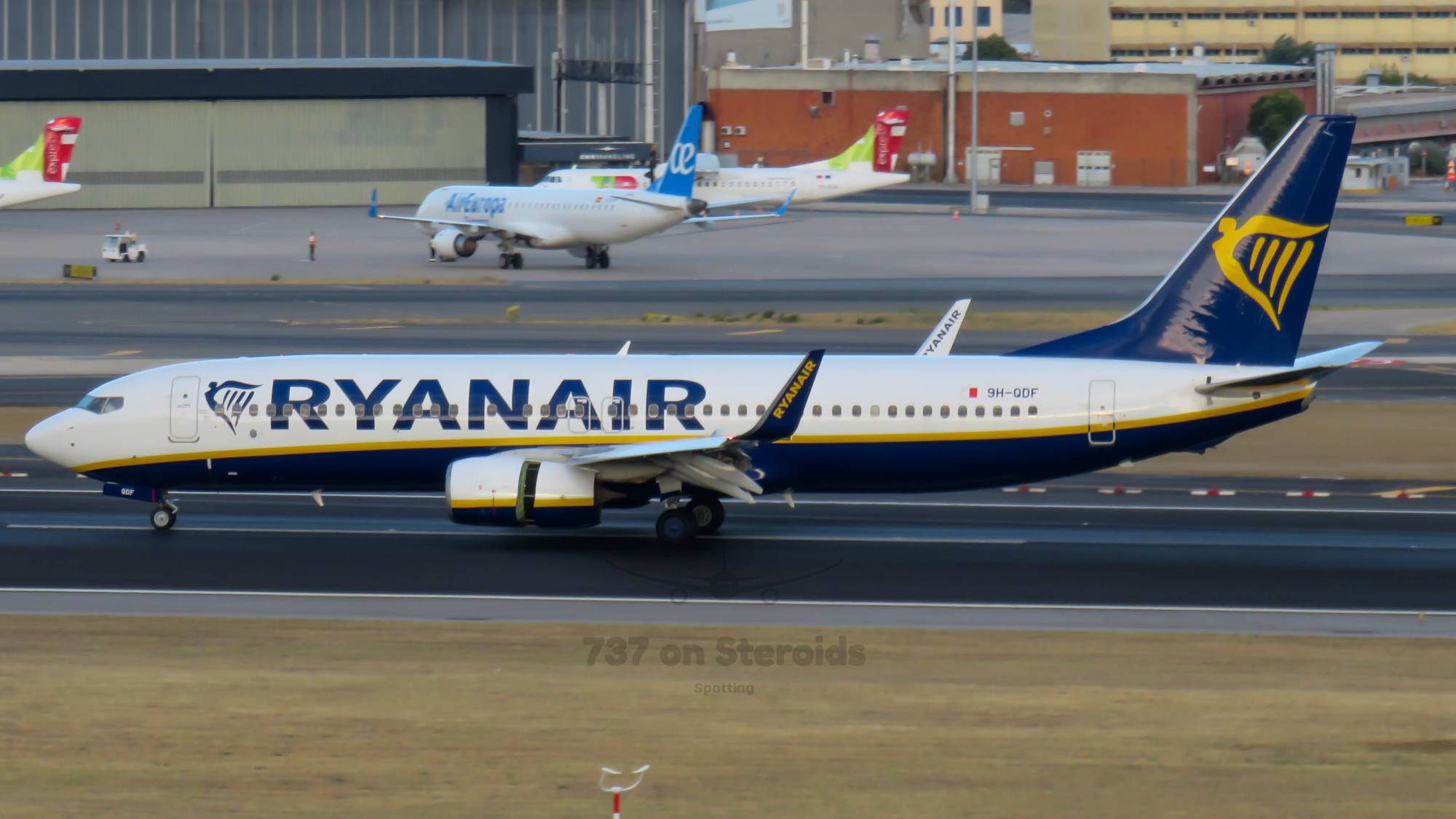 Ryanair 9H-QDF at LPPT by resg233