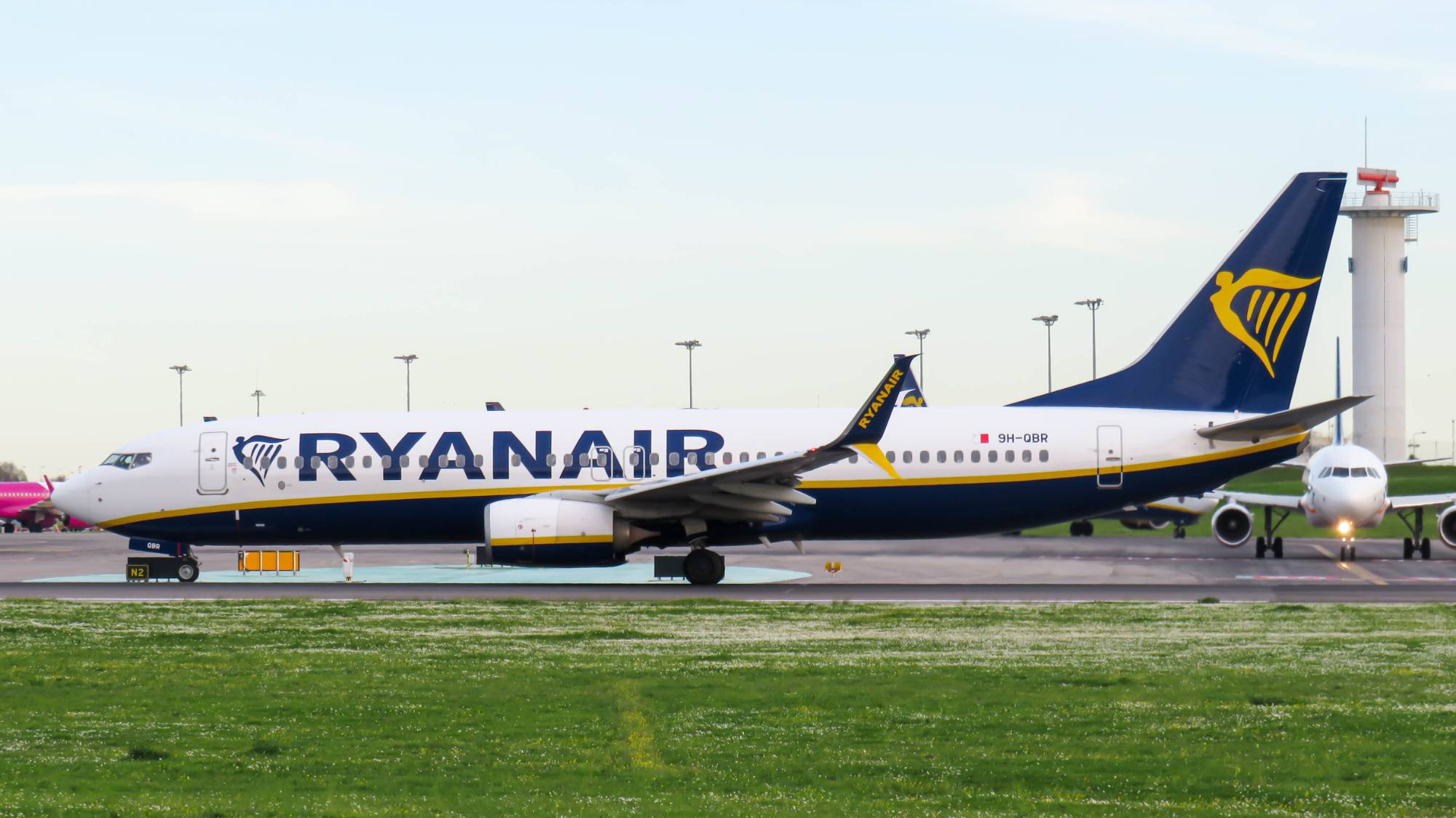 Ryanair 9H-QBR at LPPT by resg233