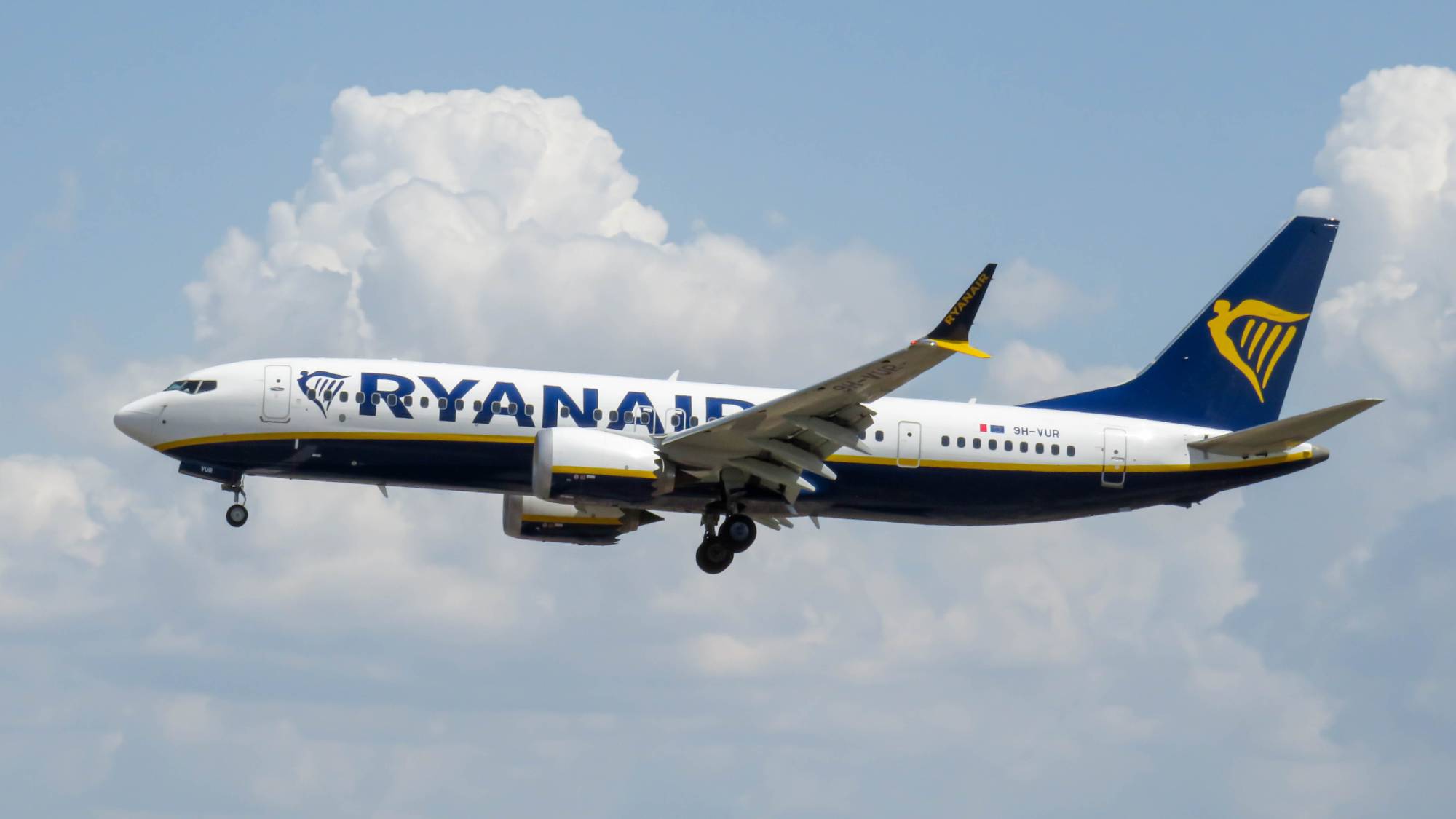 Ryanair 9H-VUR at LPPT by resg233