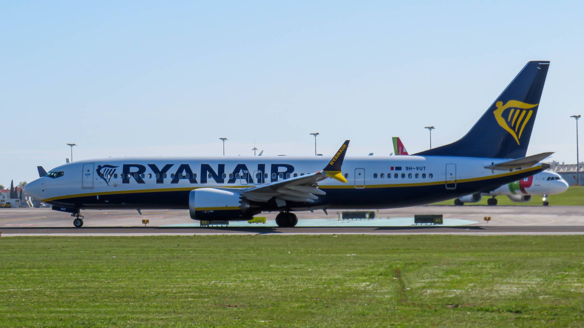 Ryanair 9H-VUT at LPPT by resg233
