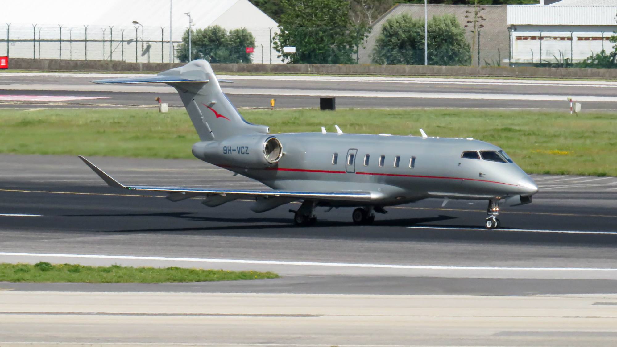 VistaJet 9H-VCZ at LPPT by resg233