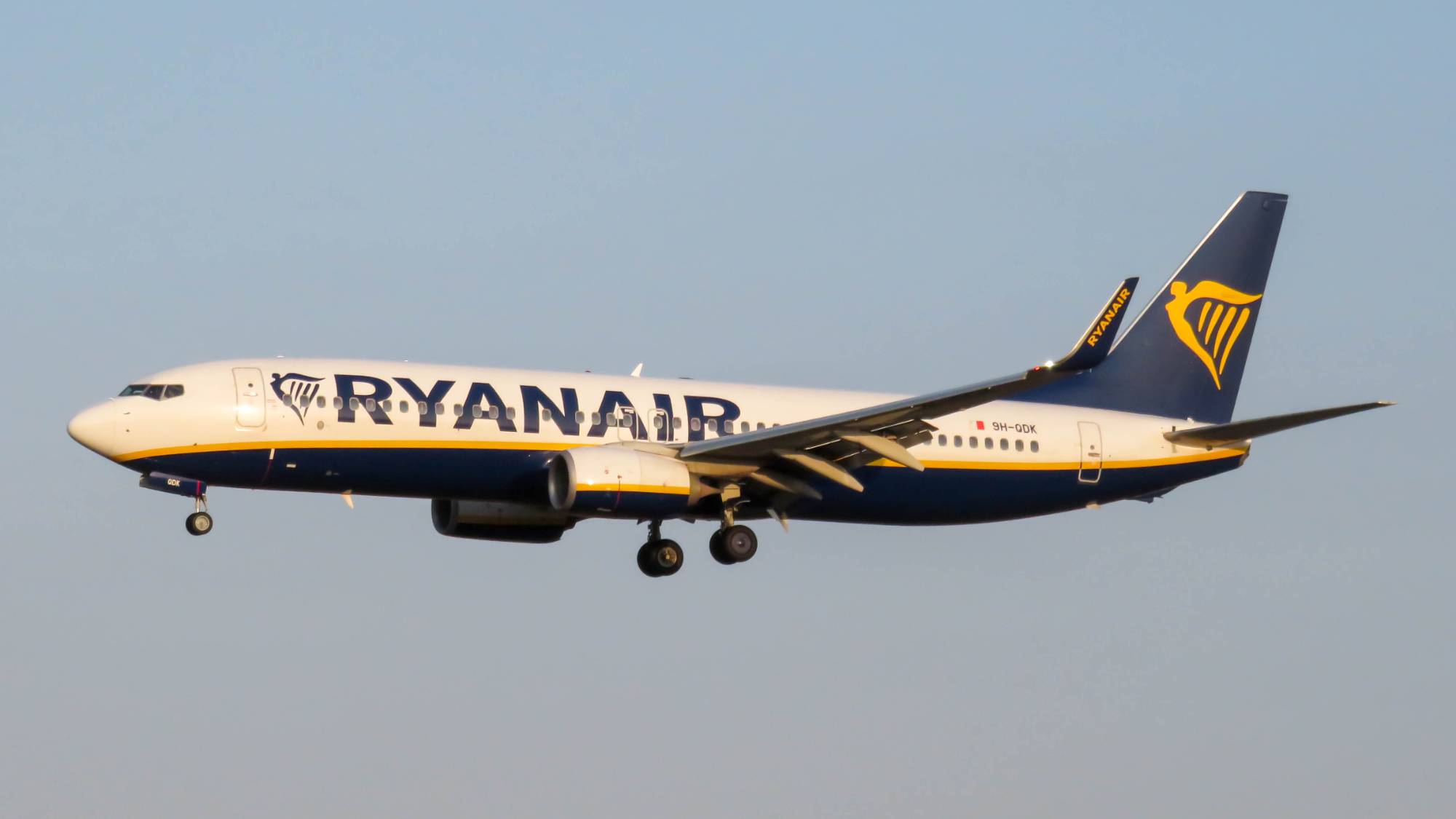 Ryanair 9H-QDK at LPPT by resg233