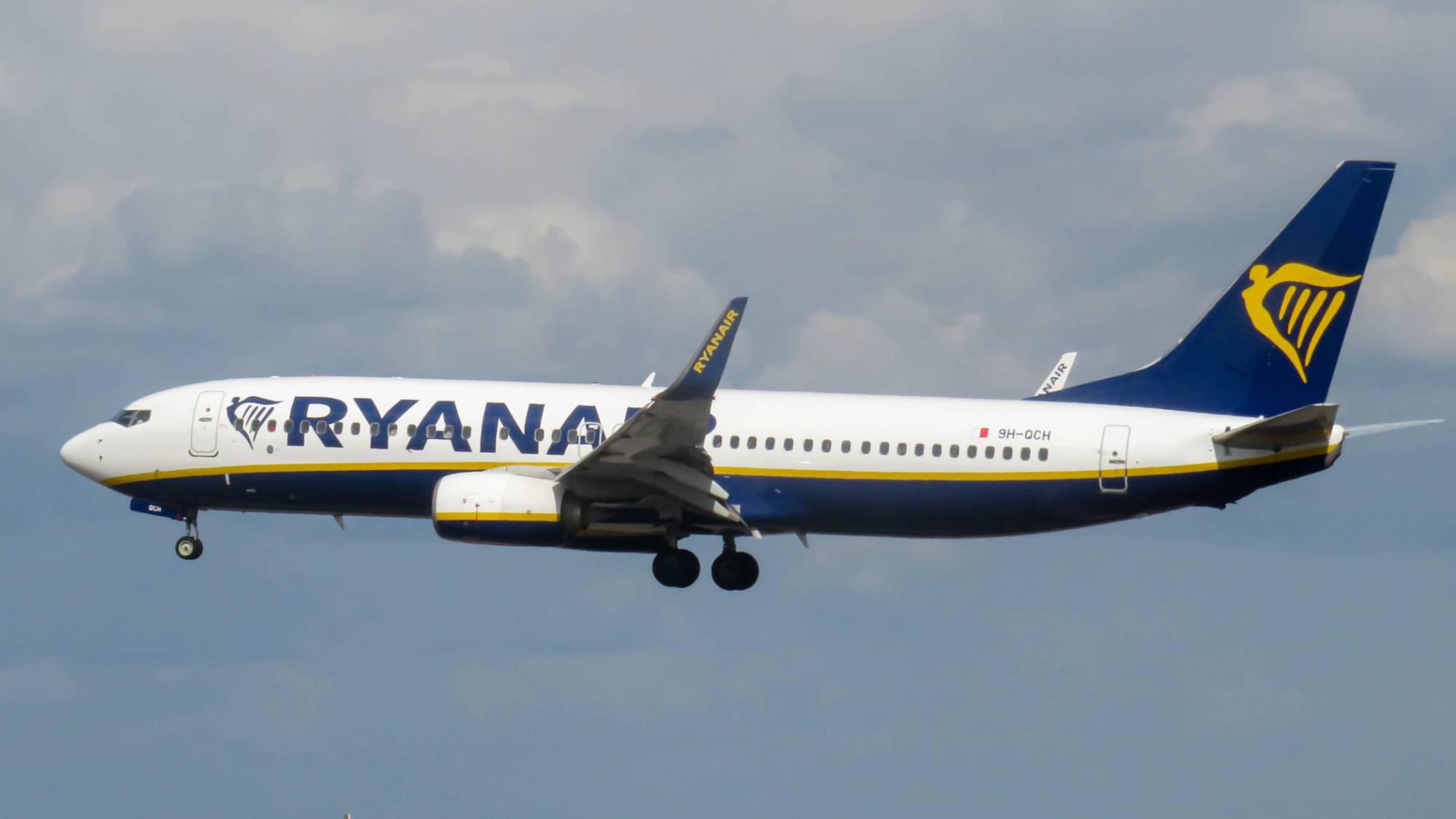 Ryanair 9H-QCH at LPPT by resg233