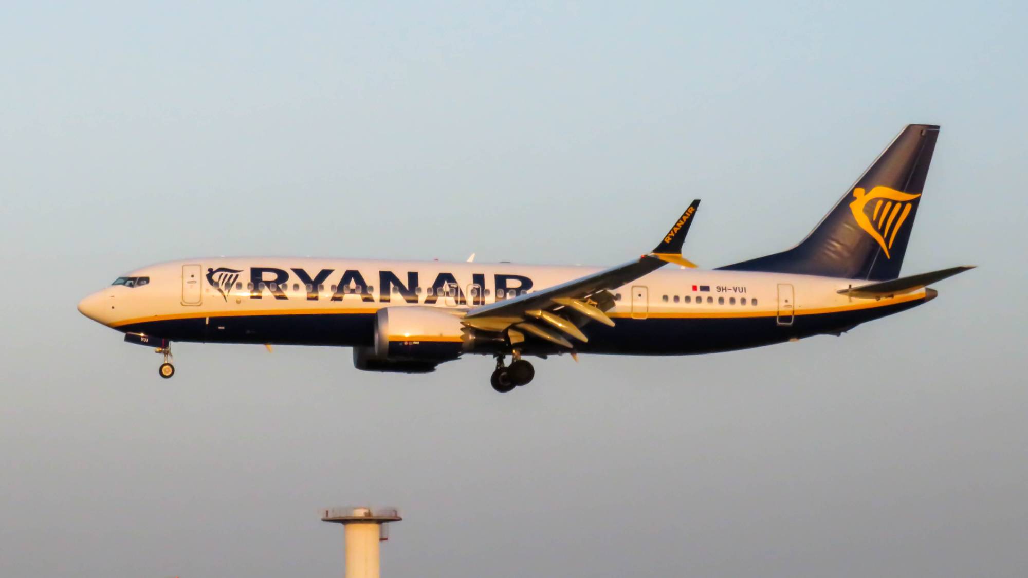 Ryanair 9H-VUI at LPPT by resg233