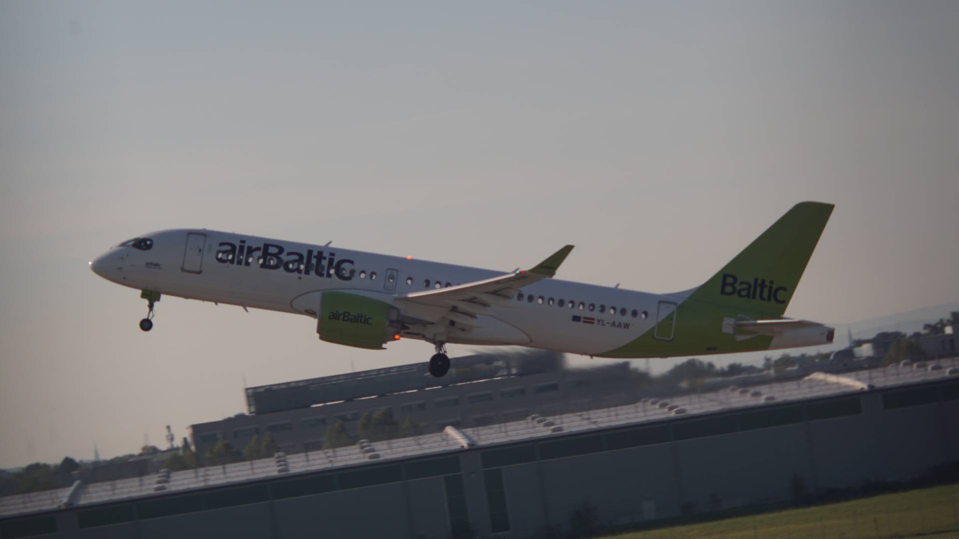 Air Baltic YL-AAW at EDDV by Jompy