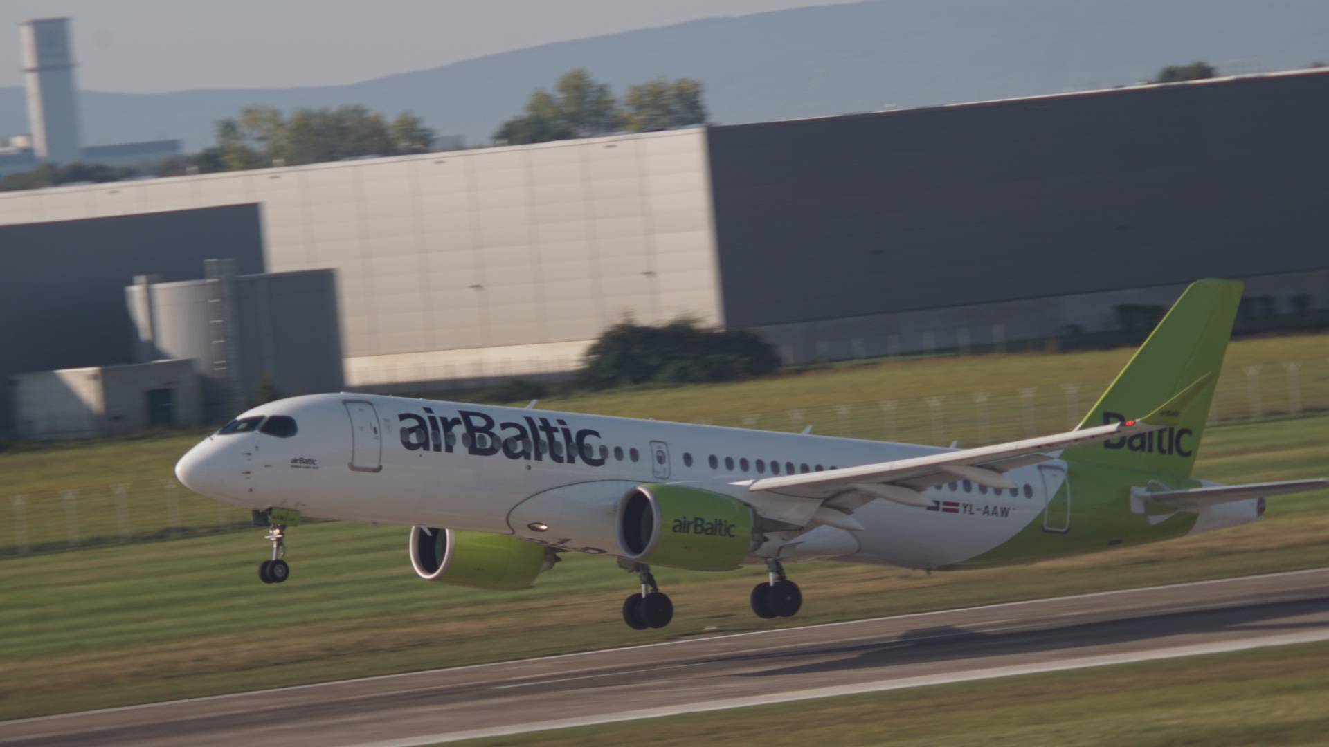 Air Baltic YL-AAW at EDDV by Jompy