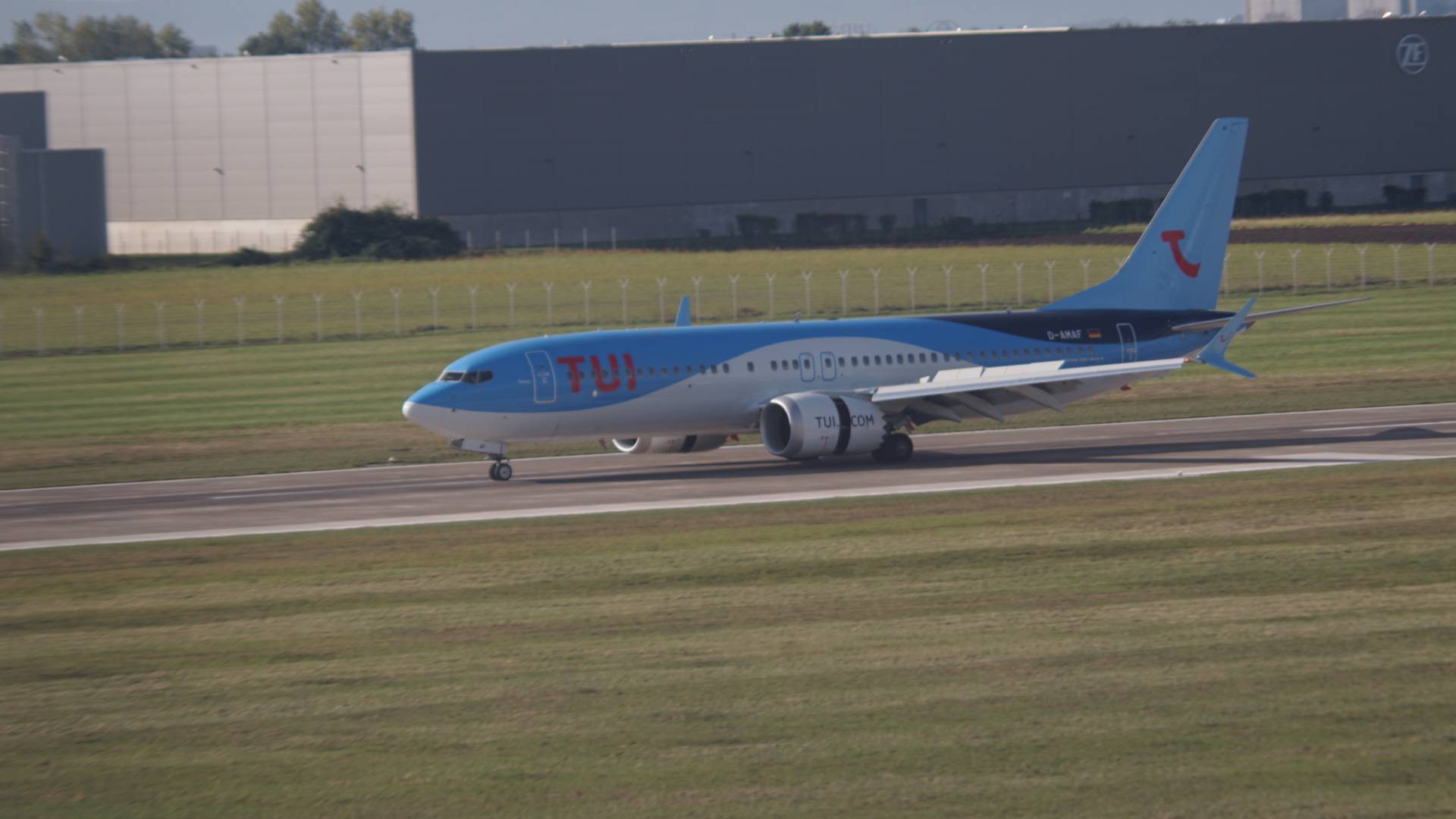 TUIfly D-AMAF at EDDV by Jompy