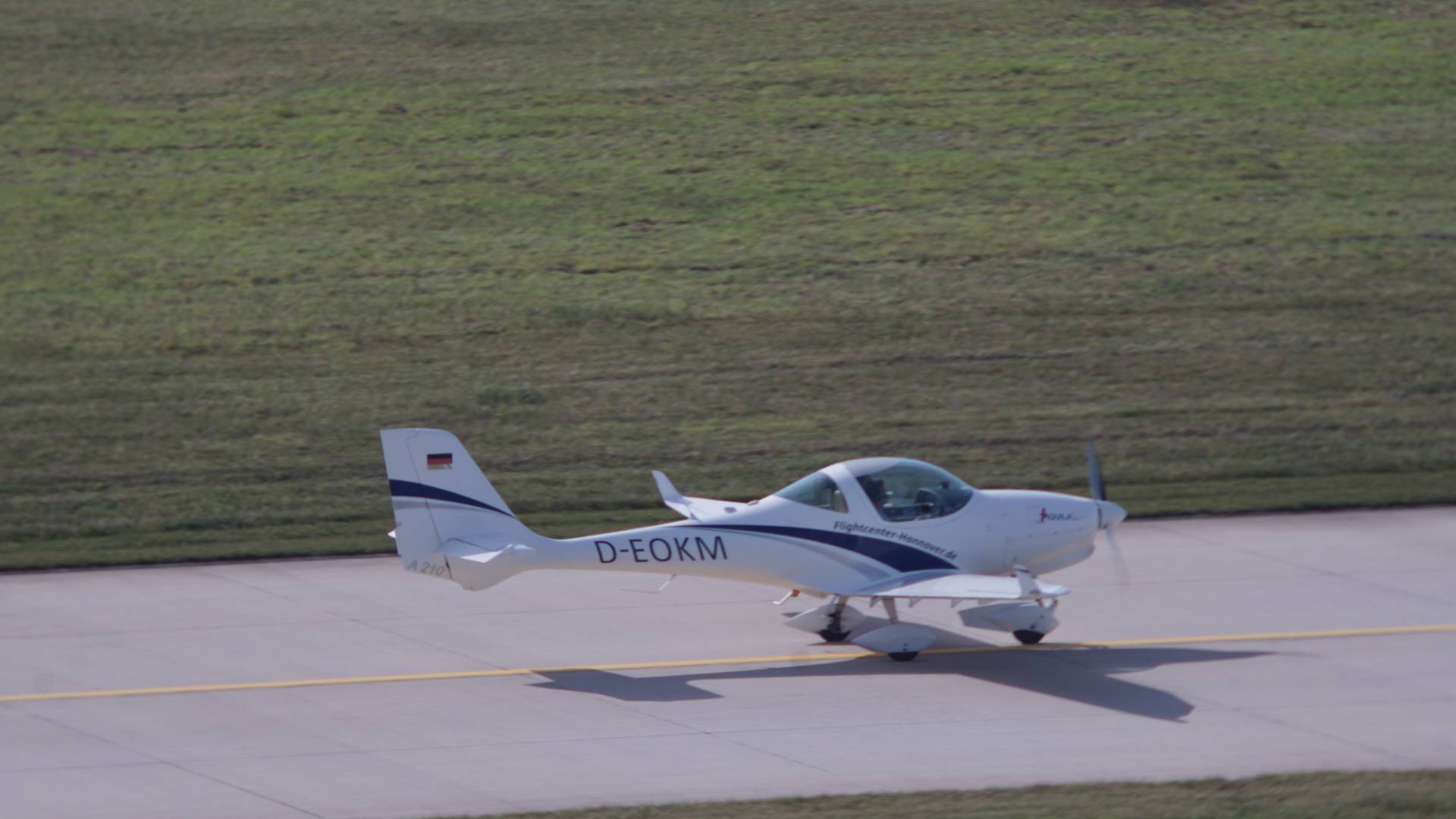 Privat D-EOKM at EDDV by Jompy