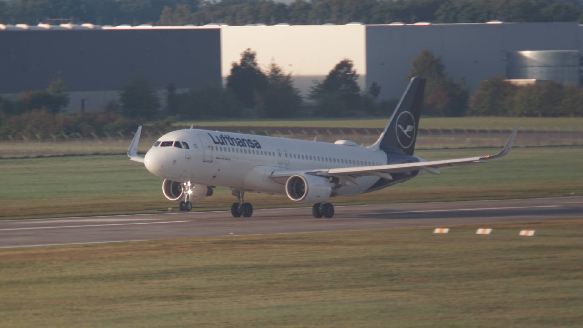 Lufthansa D-AIUG at eddv by Jompy