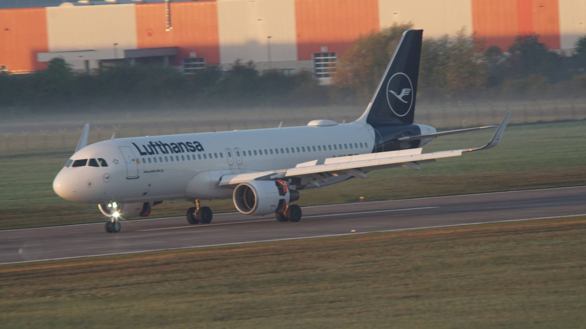 Lufthansa D-AIUG at eddv by Jompy
