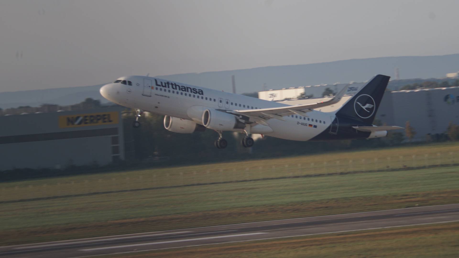 Lufthansa D-AIUG at eddv by Jompy