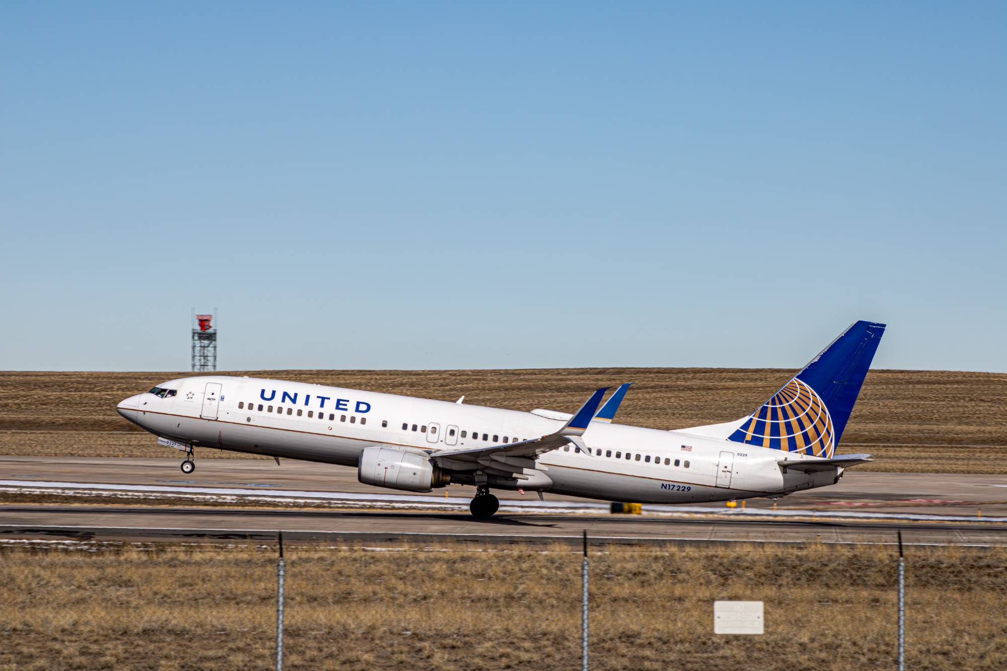 United Airlines N17229 at KDEN by tyty_photographs