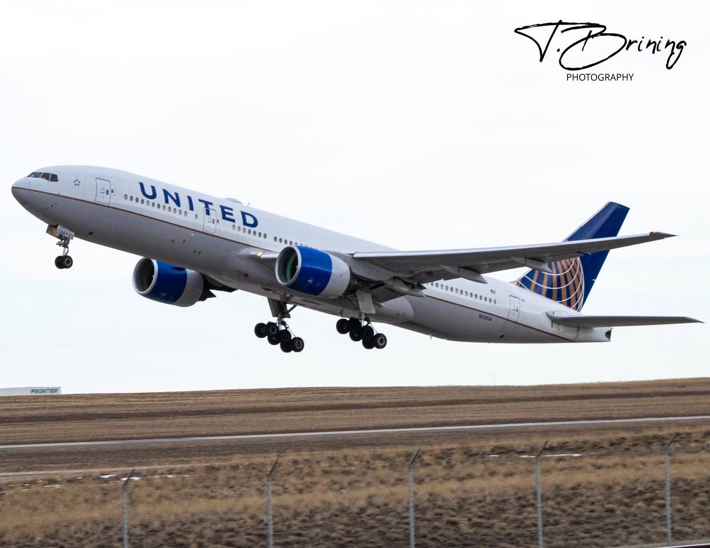 United Airlines N220UA at KDEN by tyty_photographs