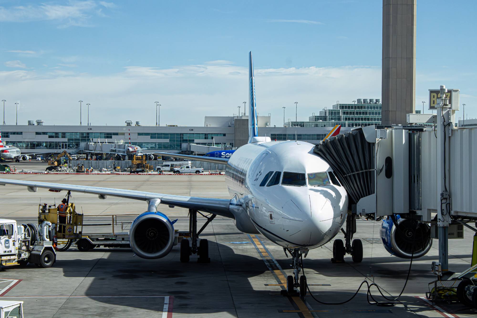 United Airlines N498UA at KDEN by tyty_photographs