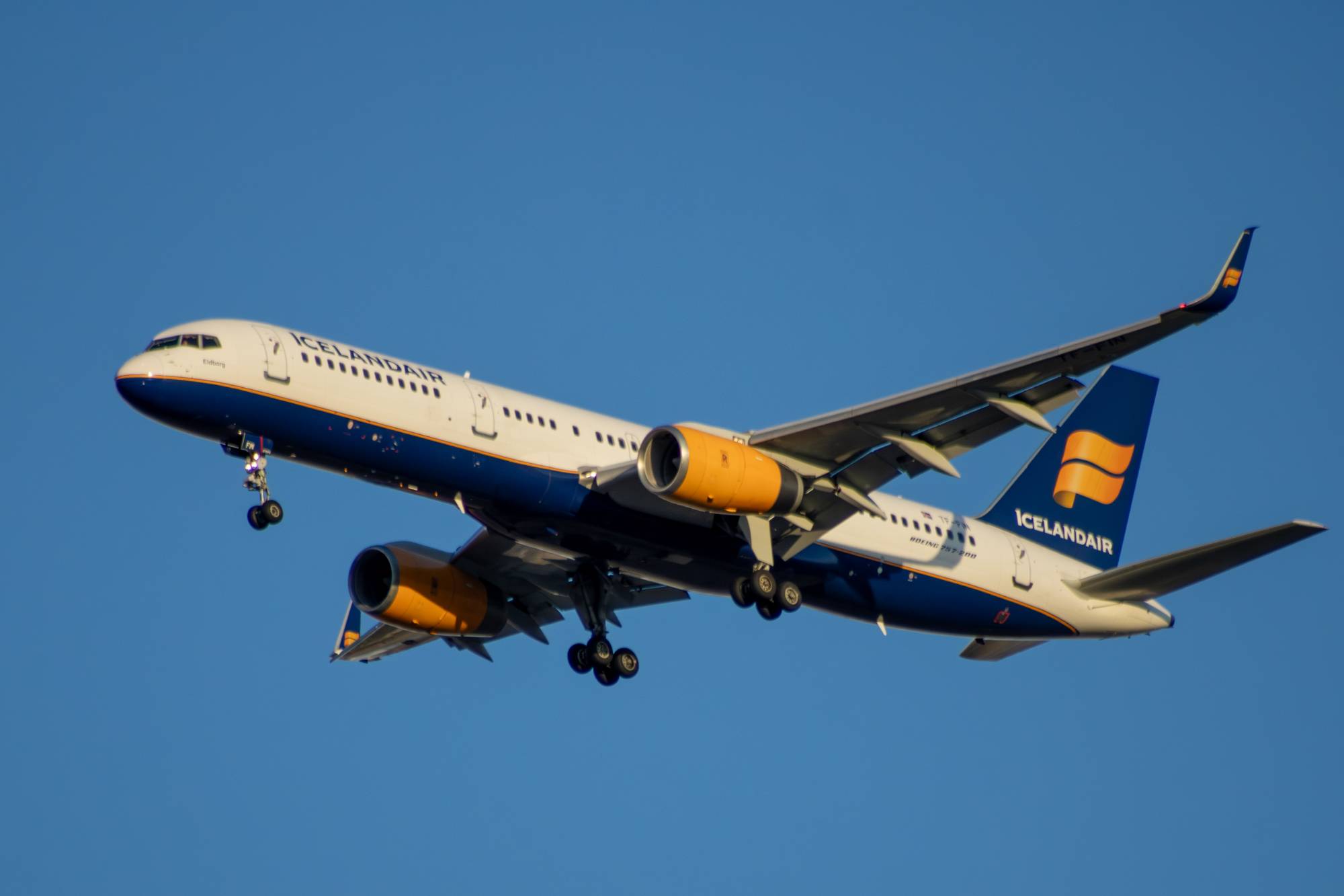 Icelandair TF-FIN at KDEN by tyty_photographs