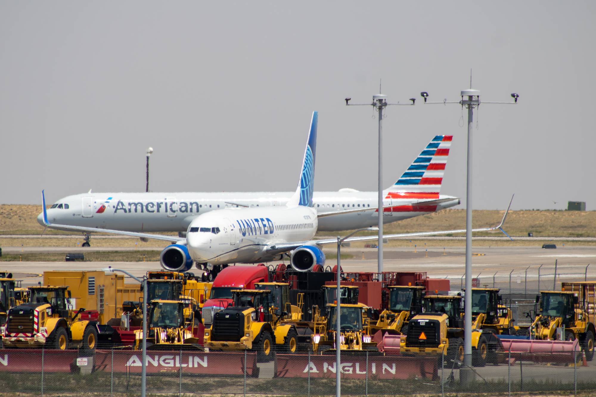 United Airlines N37287 at KDEN by tyty_photographs