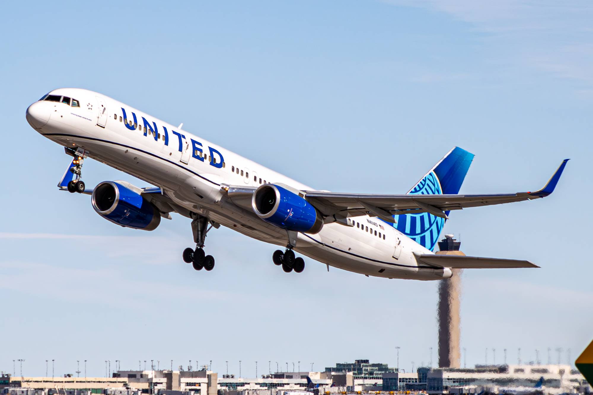 United Airlines N41140 at KDEN by tyty_photographs