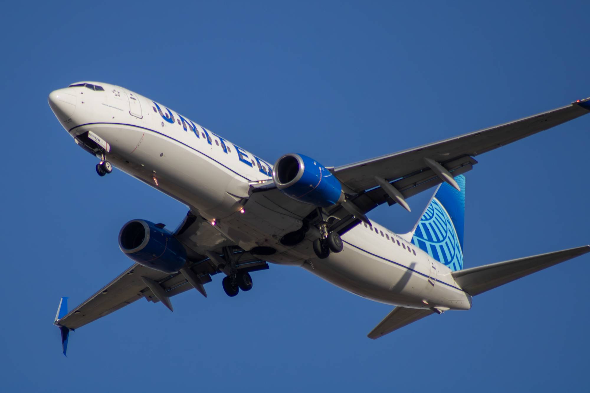 United Airlines N76288 at KDEN by tyty_photographs