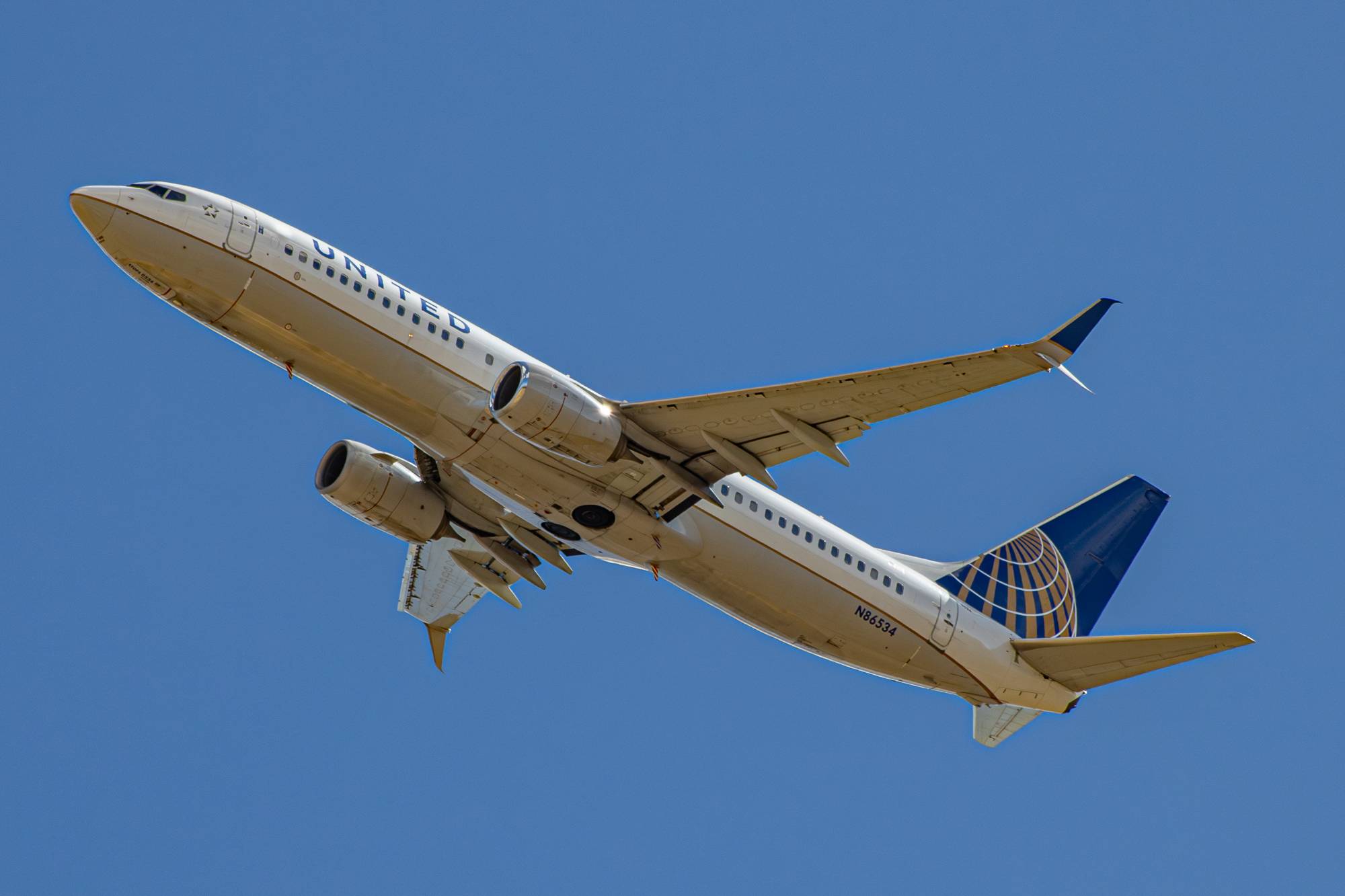 United Airlines N86534 at KDEN by tyty_photographs